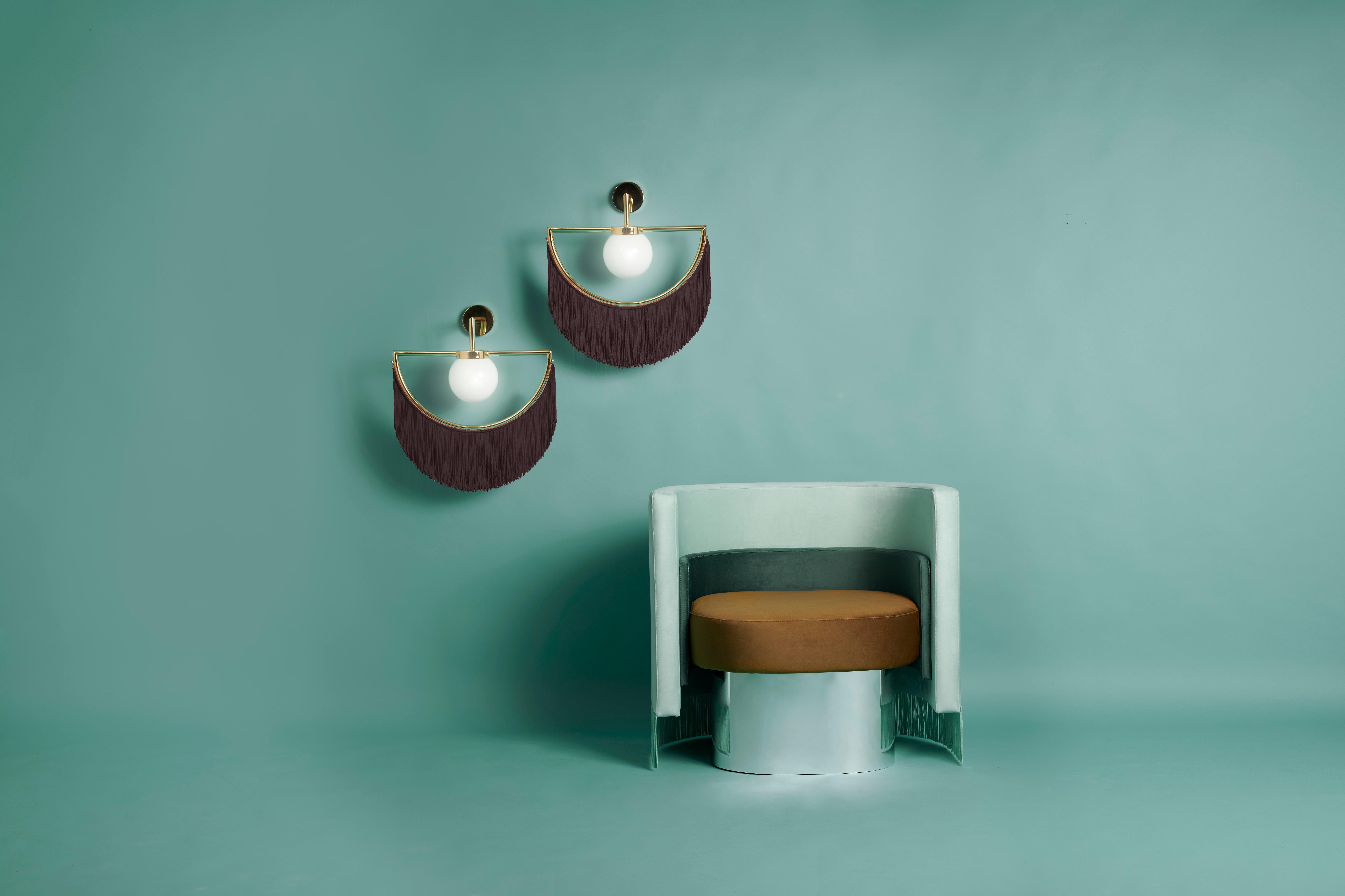 Lamps can wink their eyes, and they can also do it in the most elegant way: with fringes, gold and delicacy. 
From the collaboration of Masquespacio and Houtique appears Wink, a lamp that brings past and future vibes at
the same time.

Wall lamp