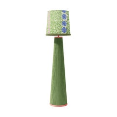 Lámpara de pie Winnie de ratán, madera y algodón estampado by POPUS EDITIONS