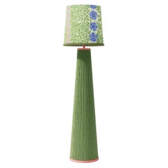 Lámpara de pie Winnie de ratán, madera y algodón estampado by POPUS EDITIONS