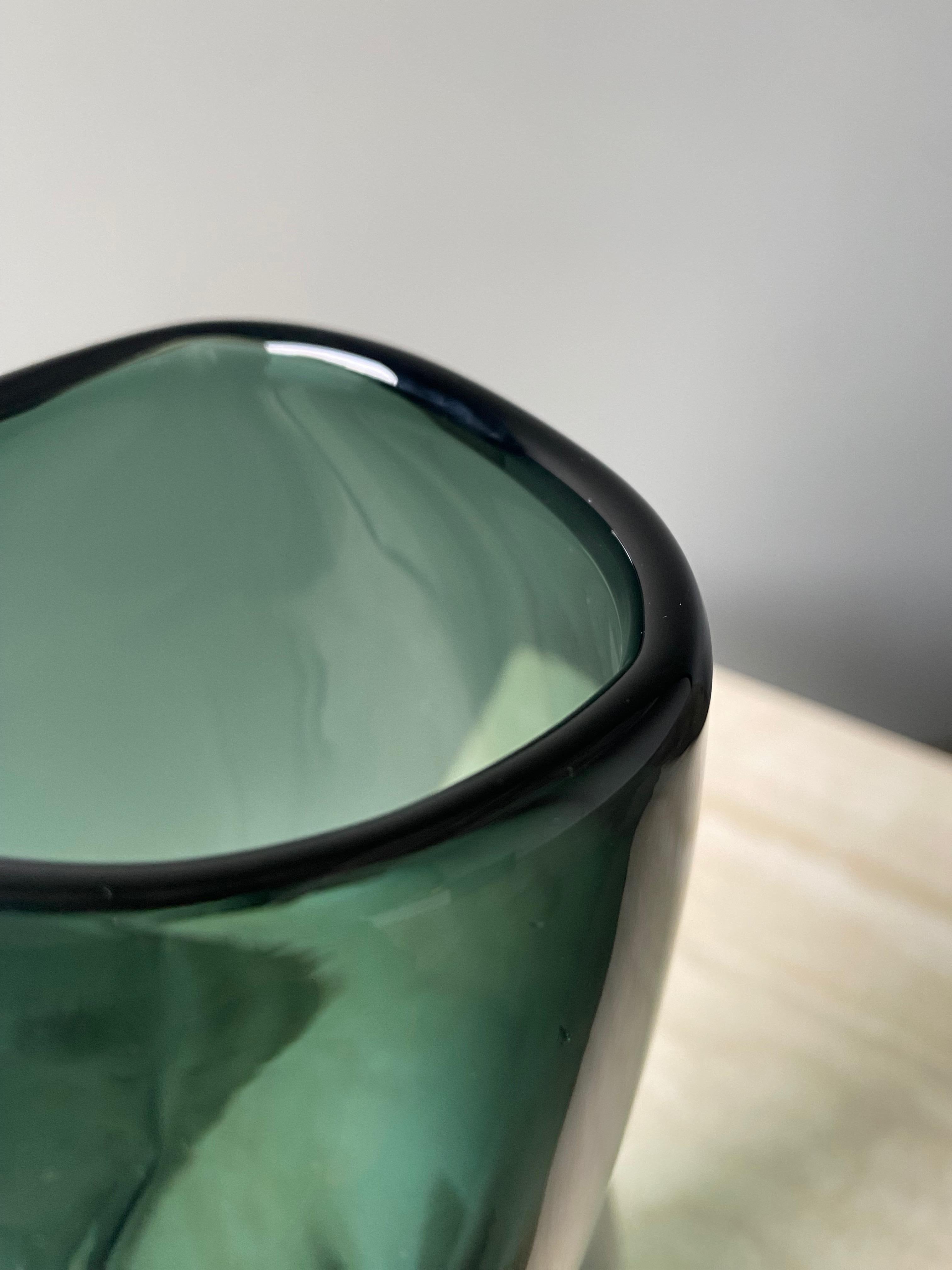Winslow Anderson für Blenko, Vase „Pinched“ aus Kunstglas, 1960er-Jahre  (Moderne der Mitte des Jahrhunderts) im Angebot
