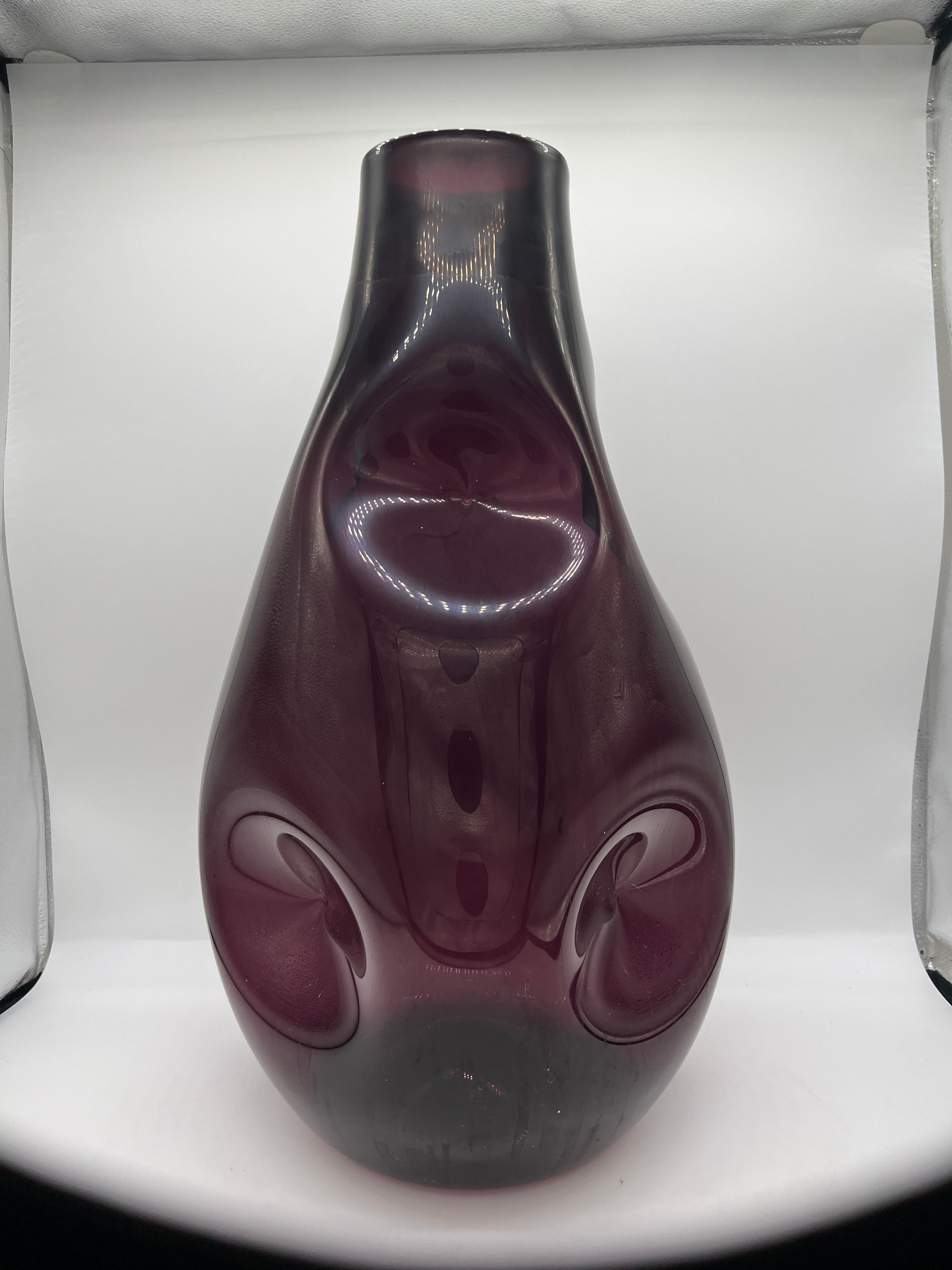Mid-Century Modern Winslow Anderson pour Blenko grand vase en verre améthyste « pincé » de 19 pouces, vers 1960 en vente