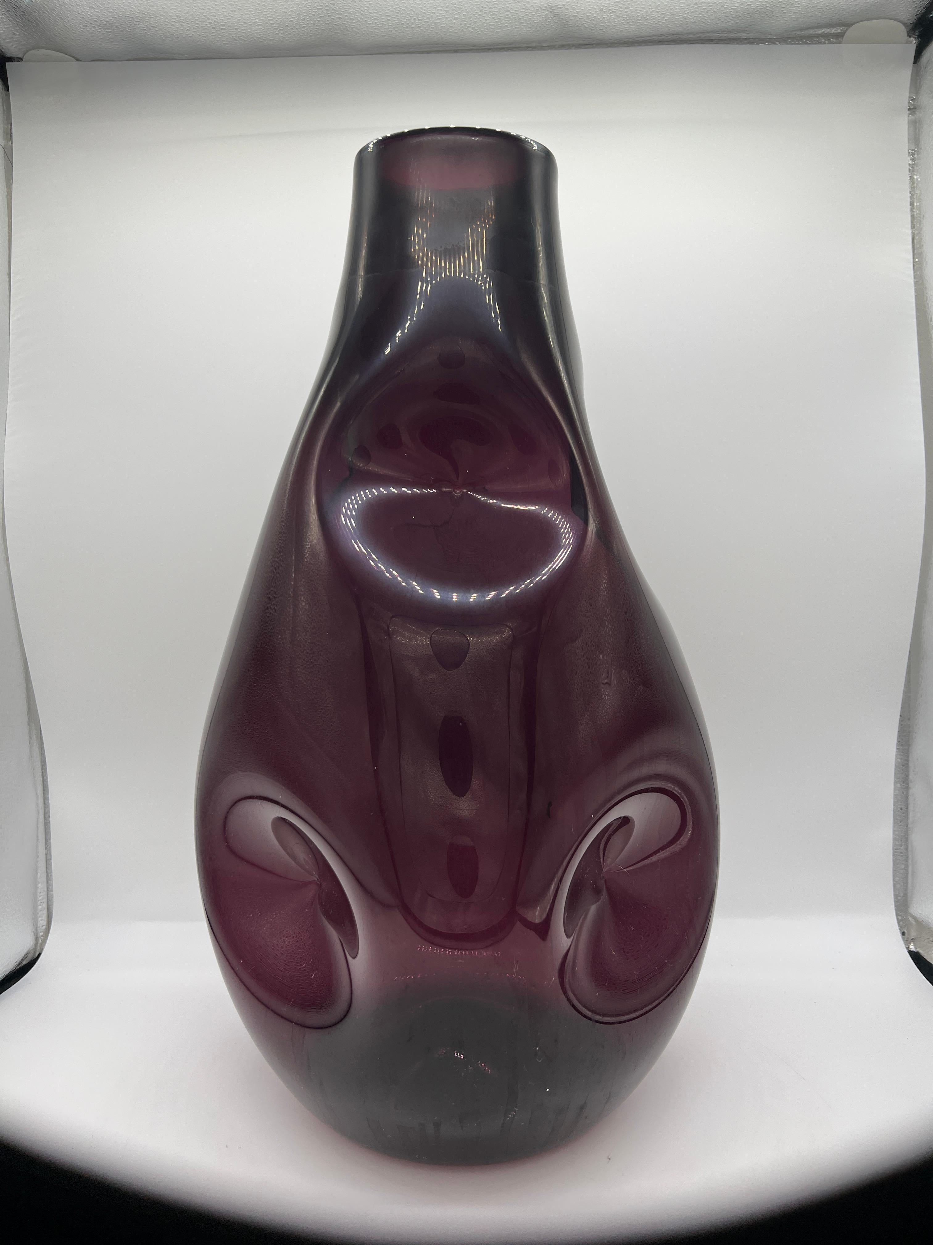 Américain Winslow Anderson pour Blenko grand vase en verre améthyste « pincé » de 19 pouces, vers 1960 en vente