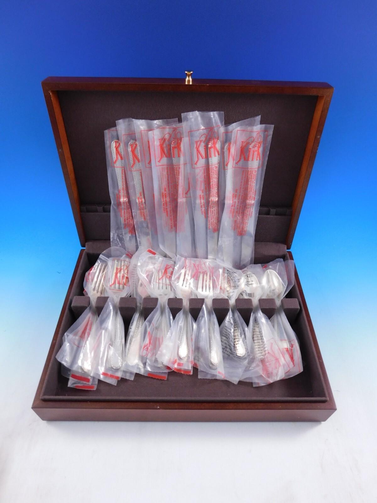 Einzigartig unter den Sterling-Mustern, kombiniert Winslow harmonisch ein schlichtes Zentrum aus Sterlingsilber mit einem skulpturalen Akzentdesign entlang des Randes jedes Stücks.


Winslow by Kirk Besteck aus Sterlingsilber - 32 Teile. Dieses Set