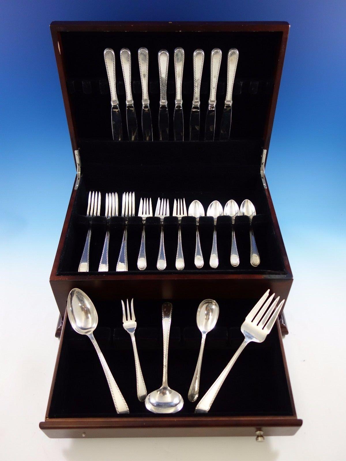 Unico tra i modelli in argento, Winslow combina armoniosamente un centro disadorno in argento con un accento scolpito lungo il bordo di ogni pezzo.


Set di posate in argento sterling Winslow by Kirk - 37 pezzi. Questo set comprende:

8 coltelli, 9