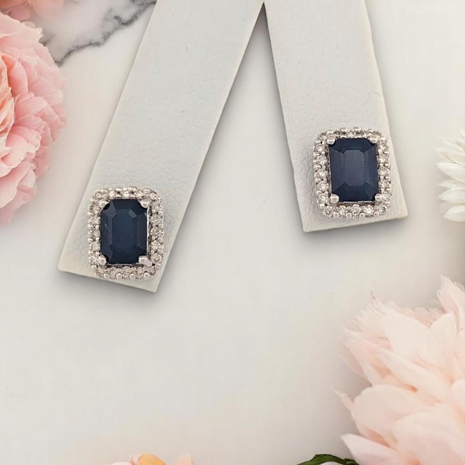 Les boucles d'oreilles Winslow Sapphire, mélange magistral de précision et d'art, sont d'une sophistication intemporelle. Réalisées en or blanc 10 carats, ces boucles d'oreilles mettent en valeur 1,10 carat de saphirs naturels taille émeraude,