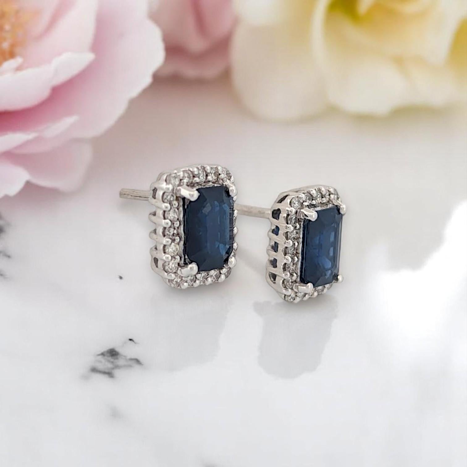 Taille émeraude Boucles d'oreilles saphir Winslow  Or blanc 10 carats avec saphirs taille émeraude 1,10 carat en vente