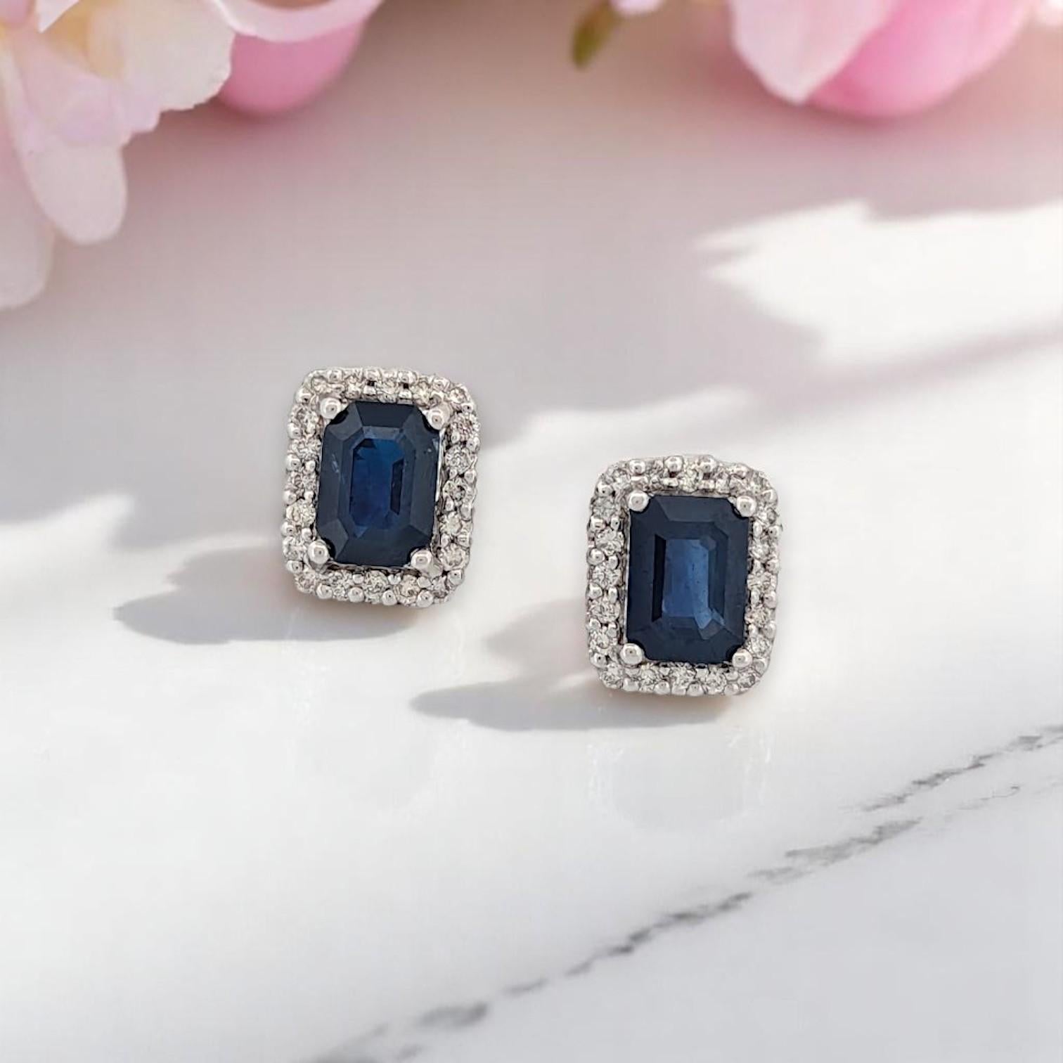 Boucles d'oreilles saphir Winslow  Or blanc 10 carats avec saphirs taille émeraude 1,10 carat Neuf - En vente à Greeneville, TN