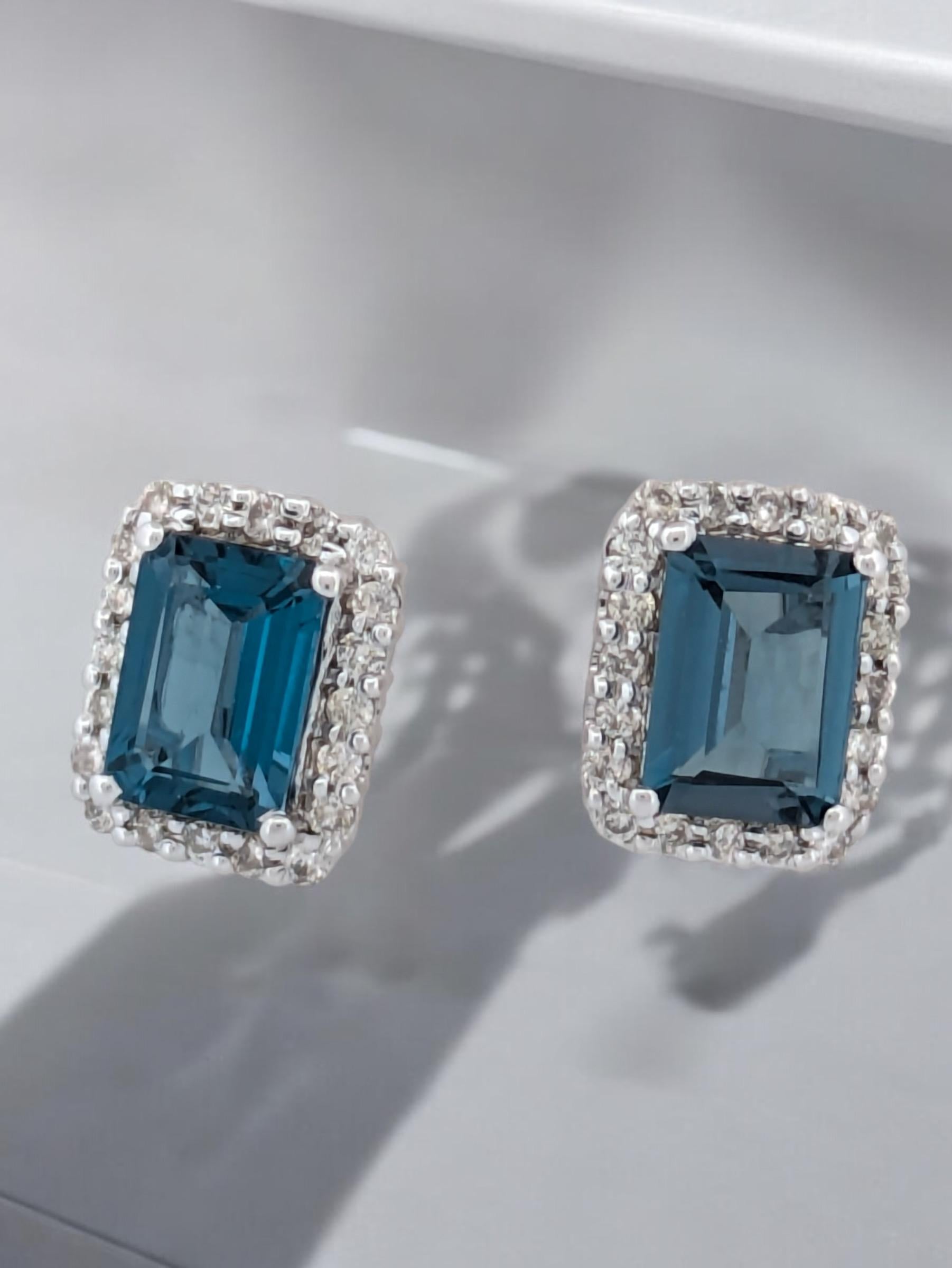 Boucles d'oreilles saphir Winslow  Or blanc 10 carats avec saphirs taille émeraude 1,10 carat Pour femmes en vente