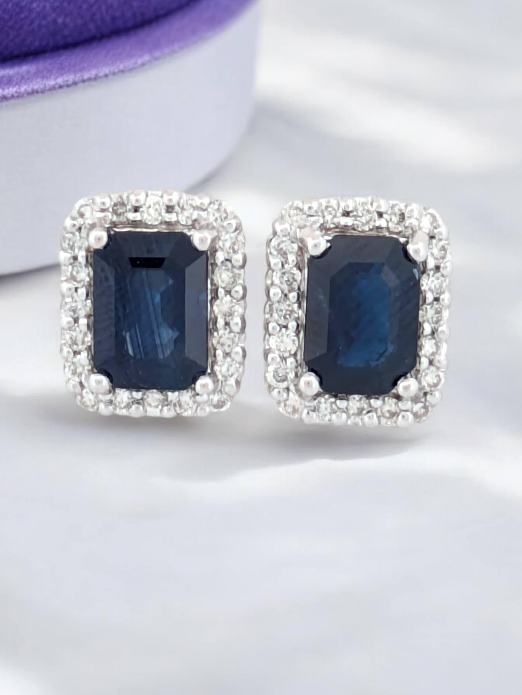 Boucles d'oreilles saphir Winslow  Or blanc 10 carats avec saphirs taille émeraude 1,10 carat en vente 1