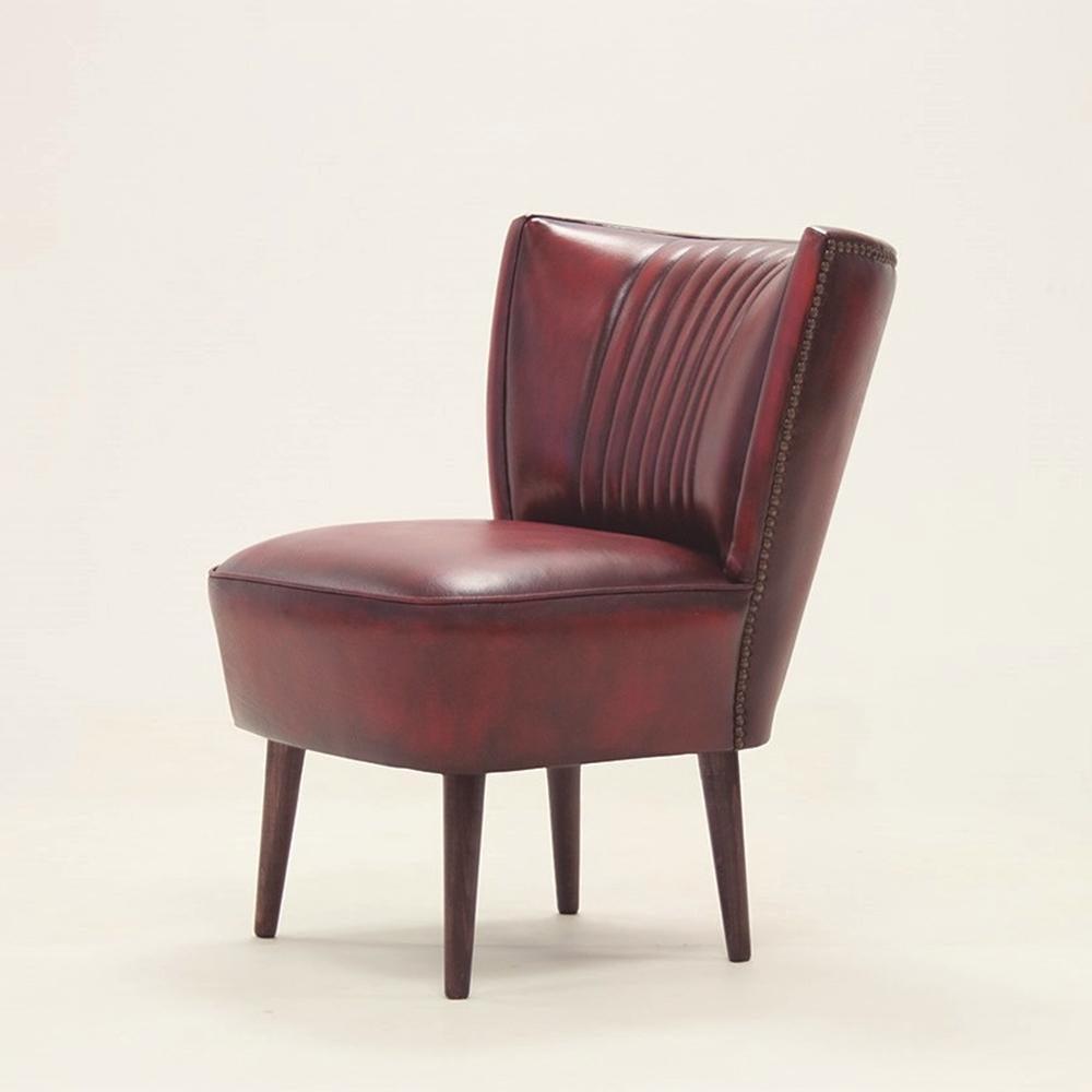 Chair Winston with natural old red genuine
leather and with structure in solid wood with 
brass nails. Upholstered and covered with high
quality natural genuine leather.
Totally handmade piece.
Also available with other leather finishes or with