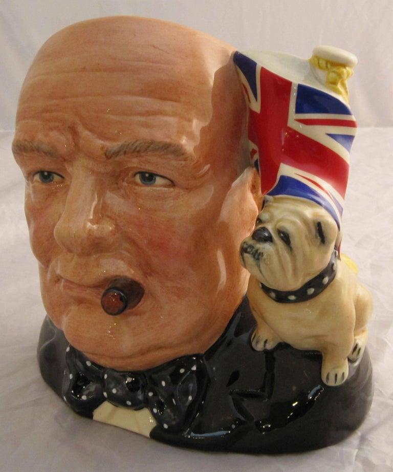 Une belle cruche ou tasse décorative à l'effigie de Winston Churchill, fabriquée par la firme anglaise Royal Doulton.


 