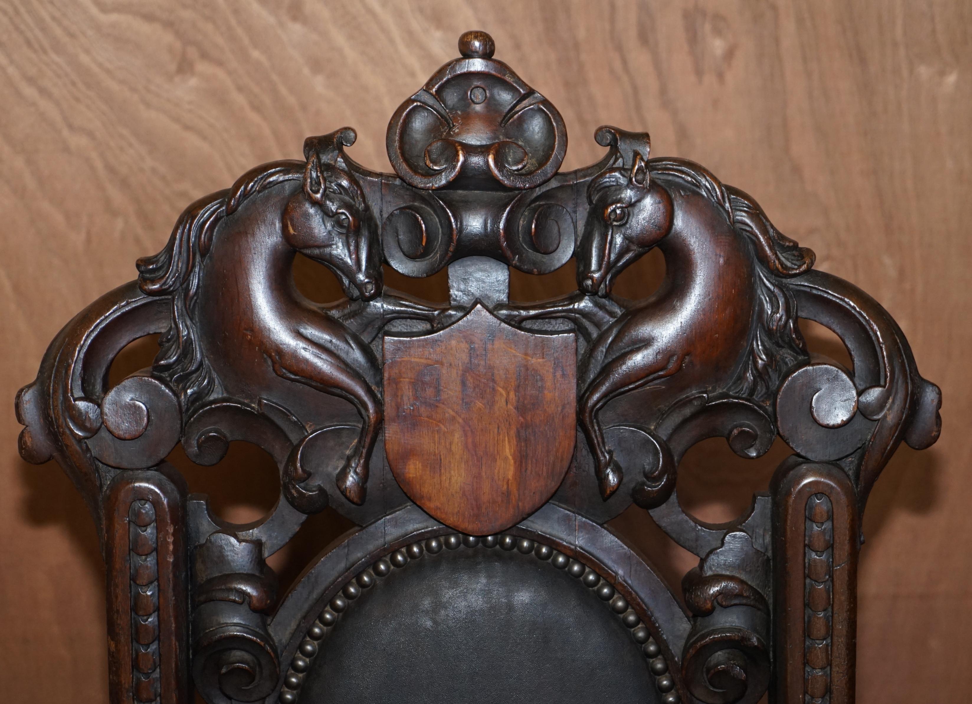 Winston Churchill A Link House of Harris Huit chaises de salle à manger Carver antiques en vente 11