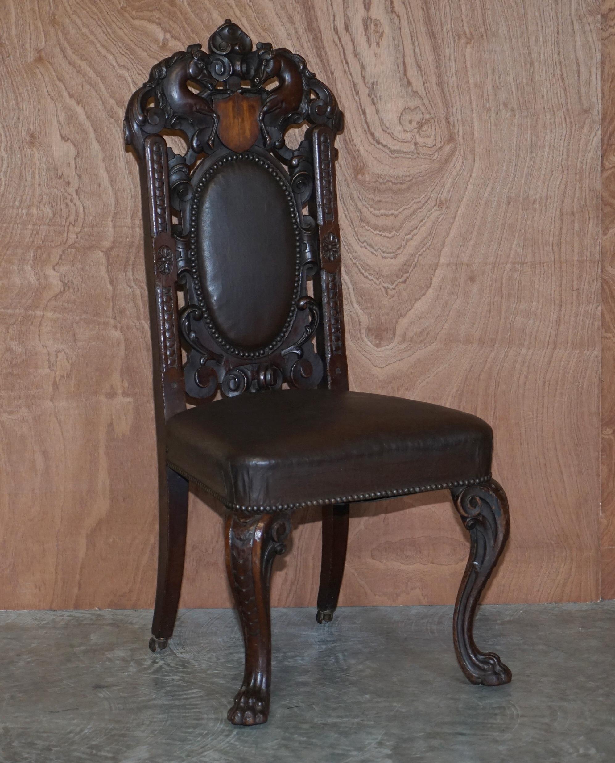 Nous sommes ravis d'offrir à la vente ce bel ensemble de huit chaises de salle à manger originales, datant du début de l'époque victorienne, vers 1840, sculptées à la main, de style néo-jacobin, avec un cimier principal en forme de cheval sculpté à