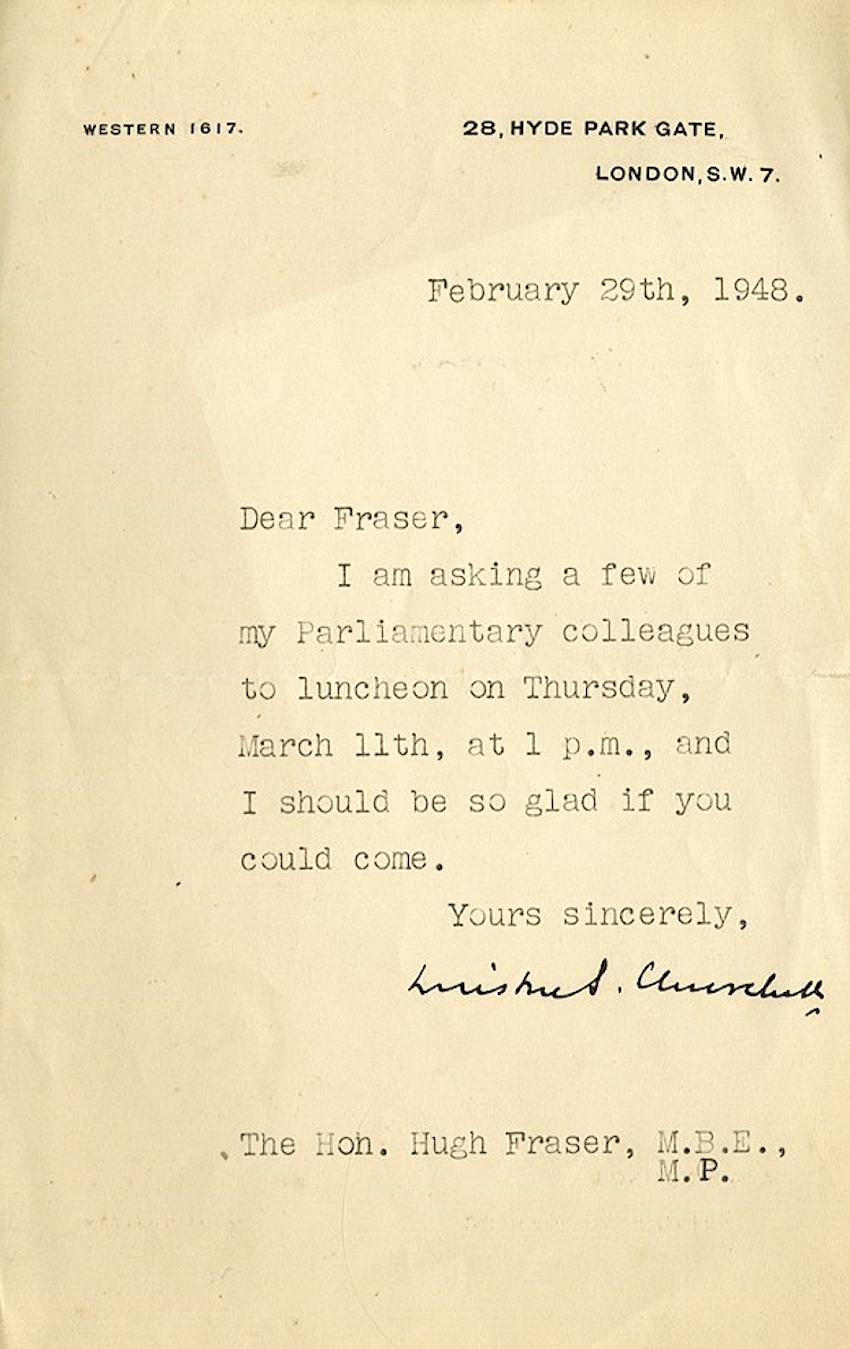 Lettre dactylographiée et signée de l'emblématique Premier ministre britannique Winston Churchill.
Winston Churchill (1874 -1965) était un homme politique et un homme d'État qui a été deux fois Premier ministre britannique. Il est considéré comme