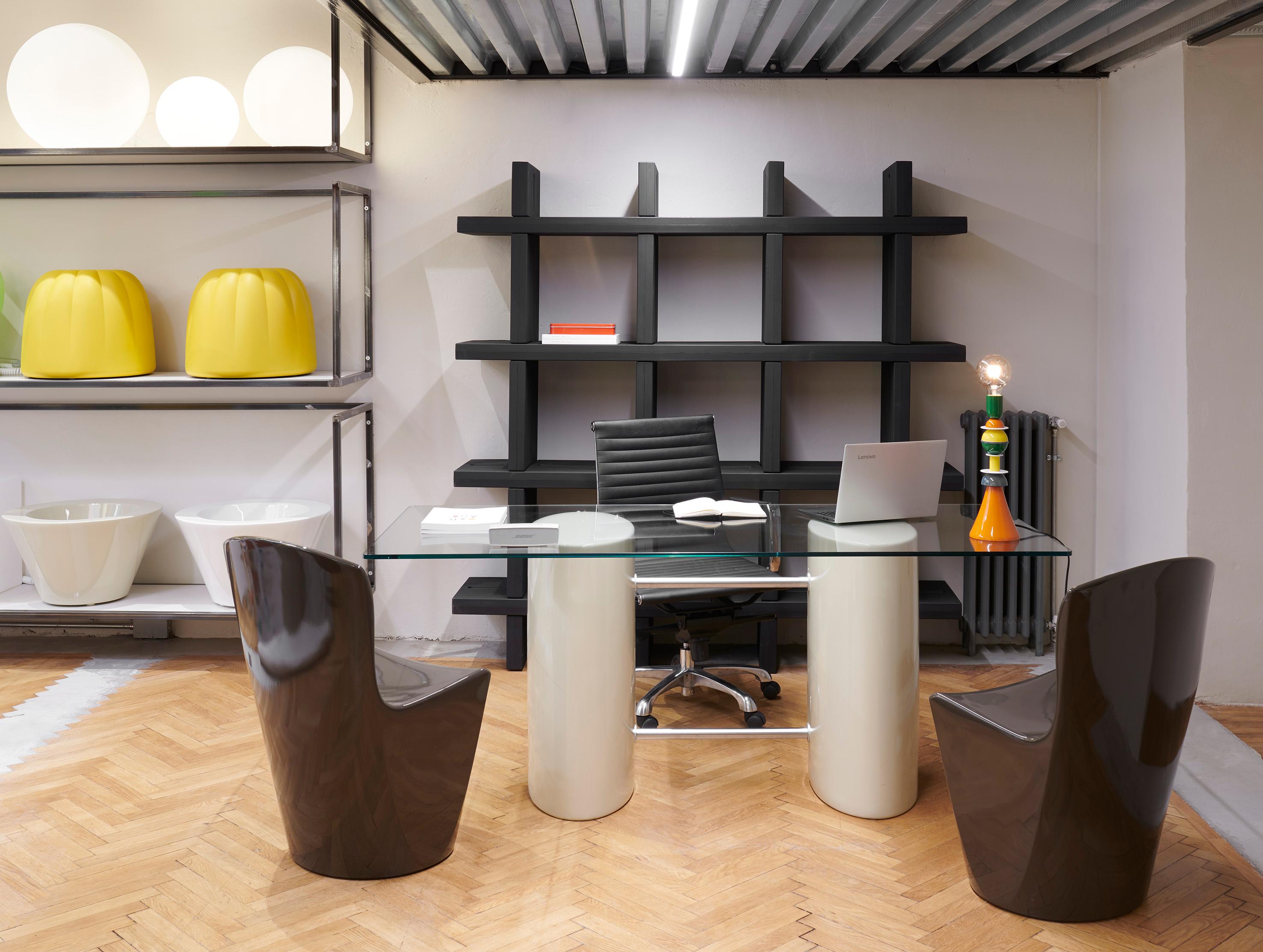 Winston Weißer Tisch von SLIDE Studio (Postmoderne) im Angebot