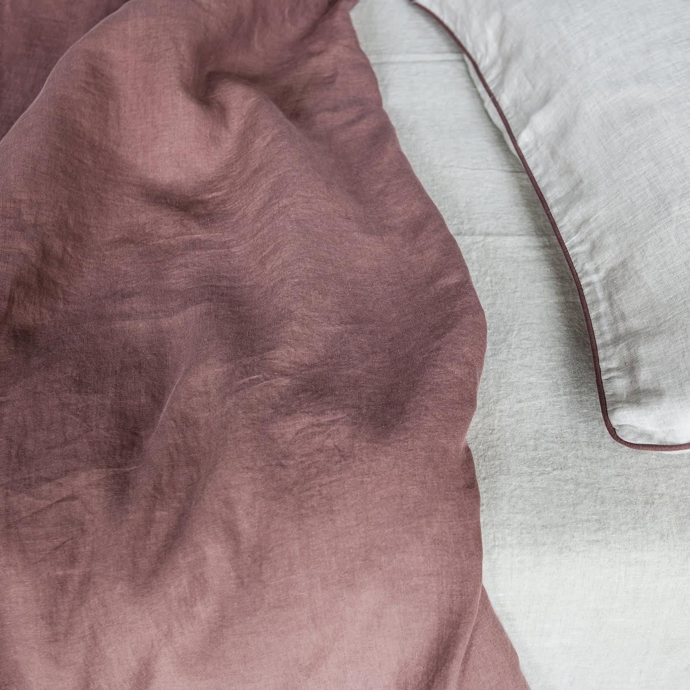 Made with pieces that will give every night a luxurious comfort, this set was crafted by hand in lightweight linen (165 gr/sq m). It comprises a duvet cover and two matching pillowcases in a delicate shade of vintage pink, and a fitted sheet dyed in