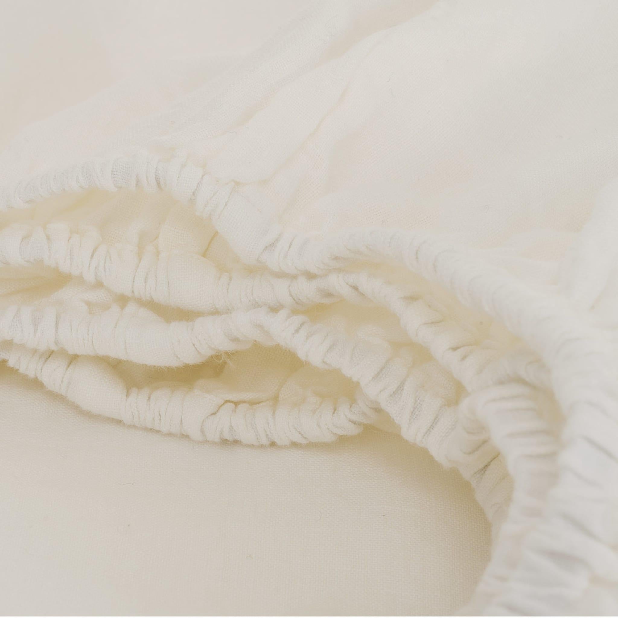 Dieses elegante und farbenfrohe Set, das vollständig aus feinstem Leinen handgefertigt ist, besteht aus einem Bettbezug mit passenden Kissenbezügen, die in einem raffinierten Sage-Grün gefärbt sind, und einem weißen Spannbettlaken, das auf eine 30