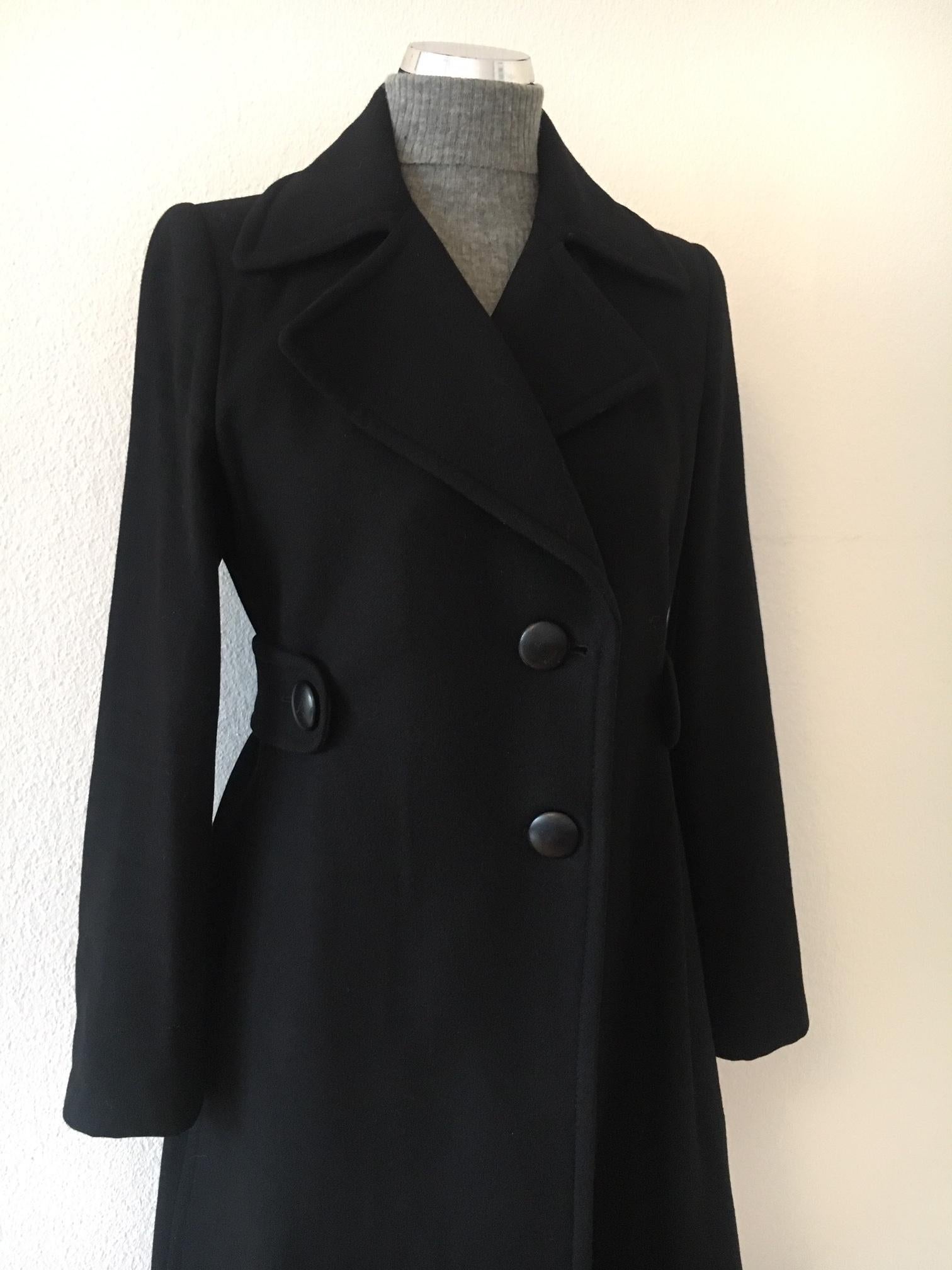 Elegant black wool and cashmere coat from Stella McCartney.
Redingote style, hollow fold in the back.
Leather buttons holging a back and side martingale.
Made in Hungary.
50% Wool 50% cashmere beautiful quality fabric.
Size 42, fitted