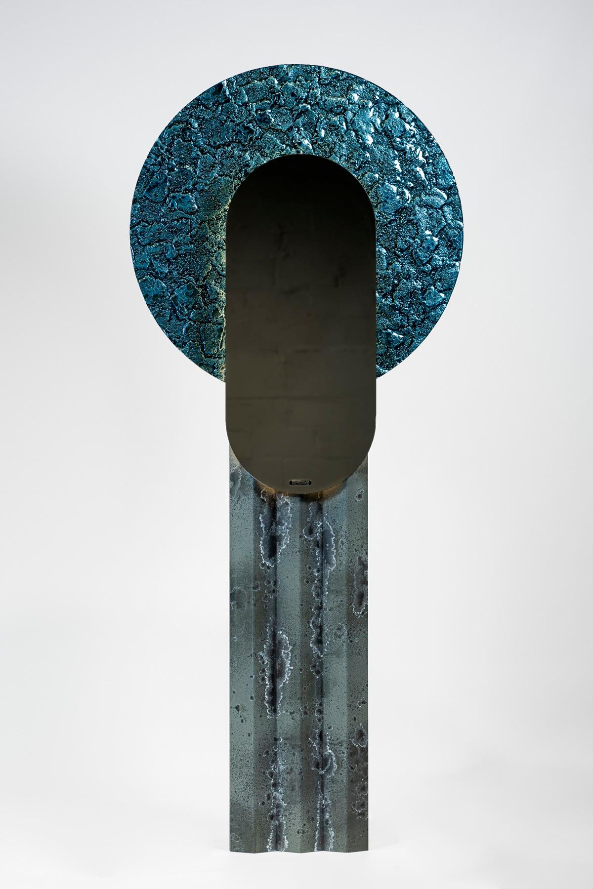 A Winter Four Seasons Decorative Full Length Mirror by Panoptikum Collections
Édition limitée
Dimensions : D 10,8 x L 90 x H 210 cm.
MATERIAL : Verre décoratif et fer.

Transformez votre espace avec l'un des quatre miroirs des 