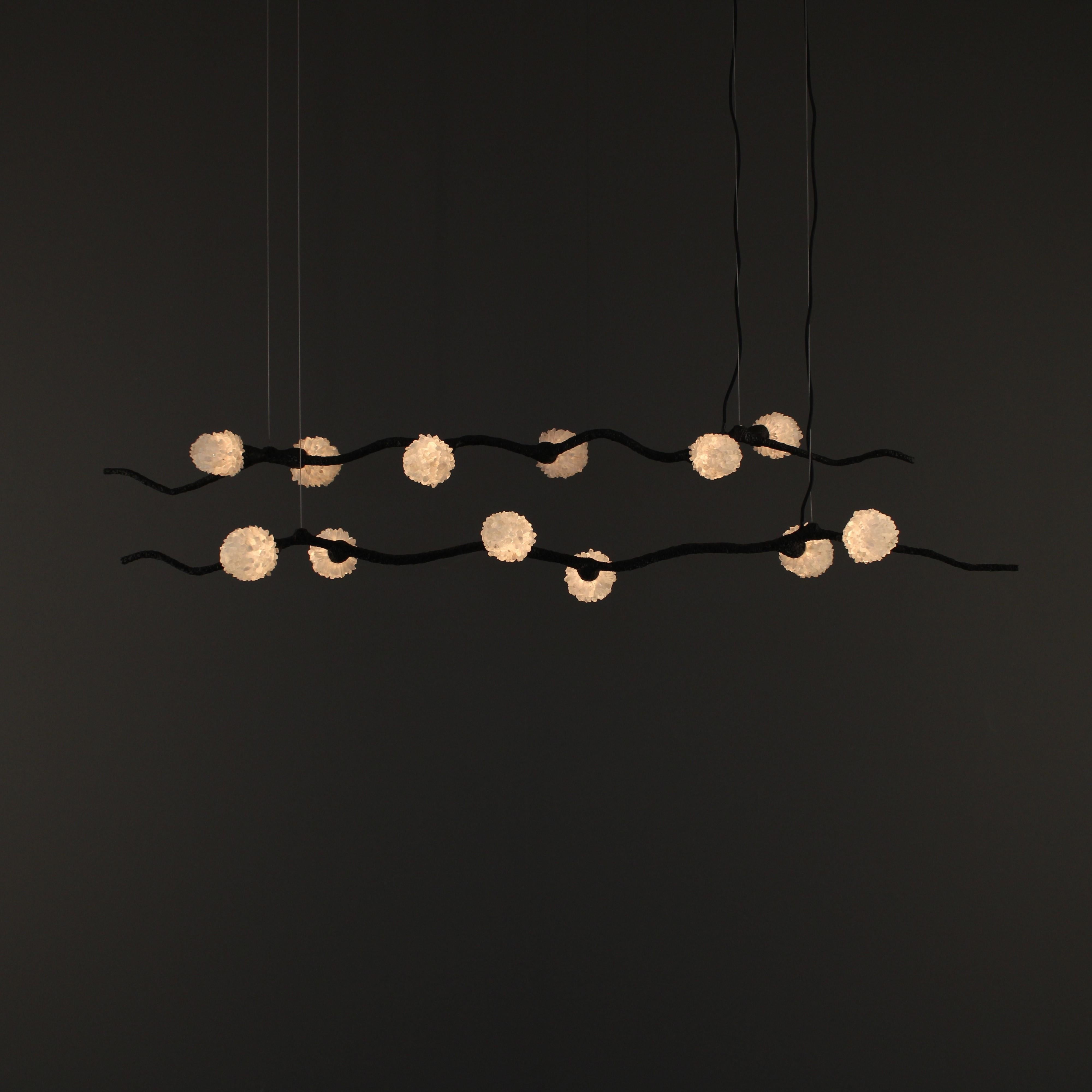 Lampada a sospensione A. Winter II di Aver
Dimensioni: D. 23 x L. 154 x H. 13 cm. 
Materiali: Vetro, metallo, cristalli e quarzo bianco.

Disponibile in diverse finiture. Tutte le nostre lampade possono essere cablate a seconda del Paese. Se viene