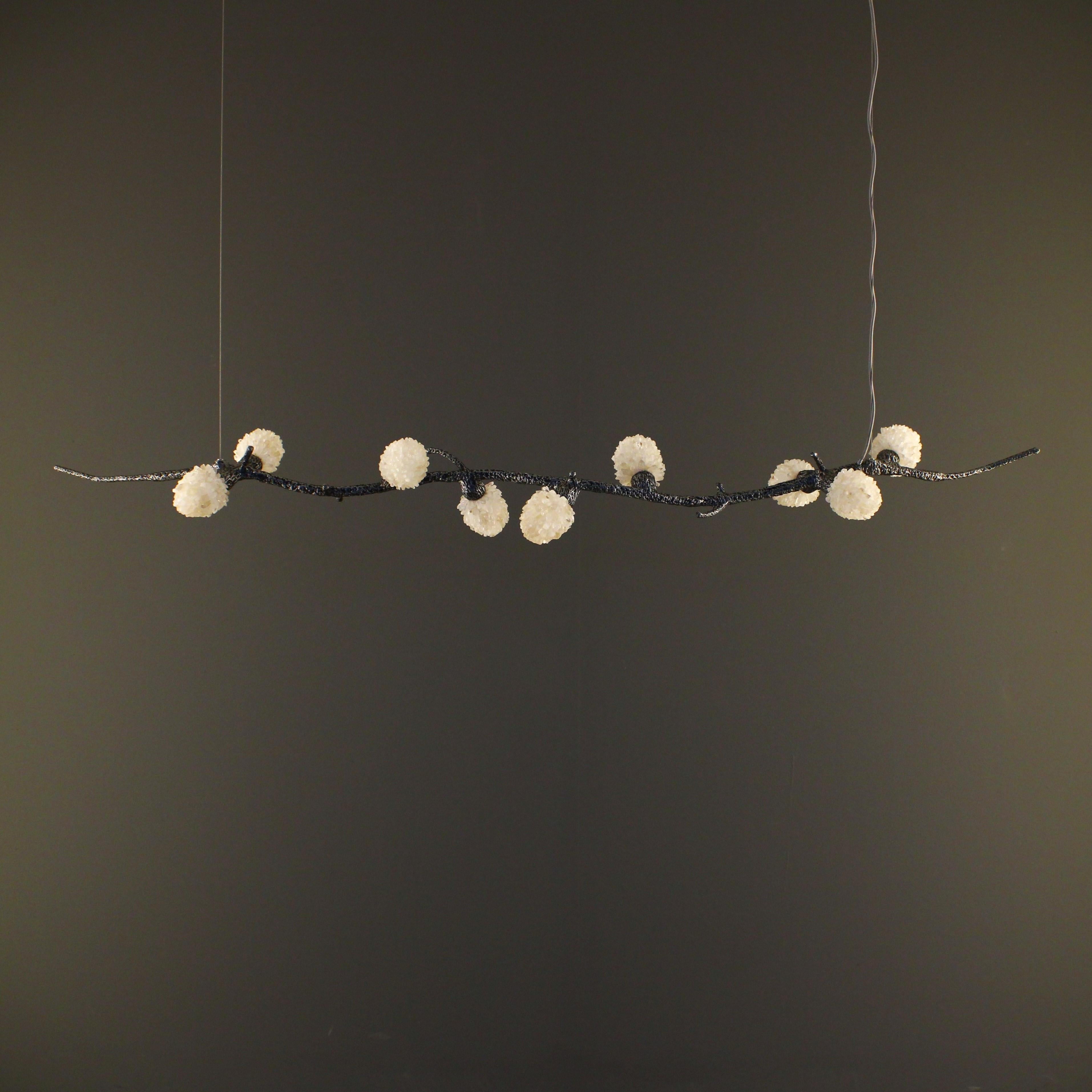 Lampe à suspension Winter III d'Aver
Dimensions : D 25 x L 188 x H 13 cm. 
MATERIAL : Verre, métal, cristaux et quartz blanc.

Disponible en différentes finitions. Toutes nos lampes peuvent être câblées en fonction de chaque pays. Si elle est vendue
