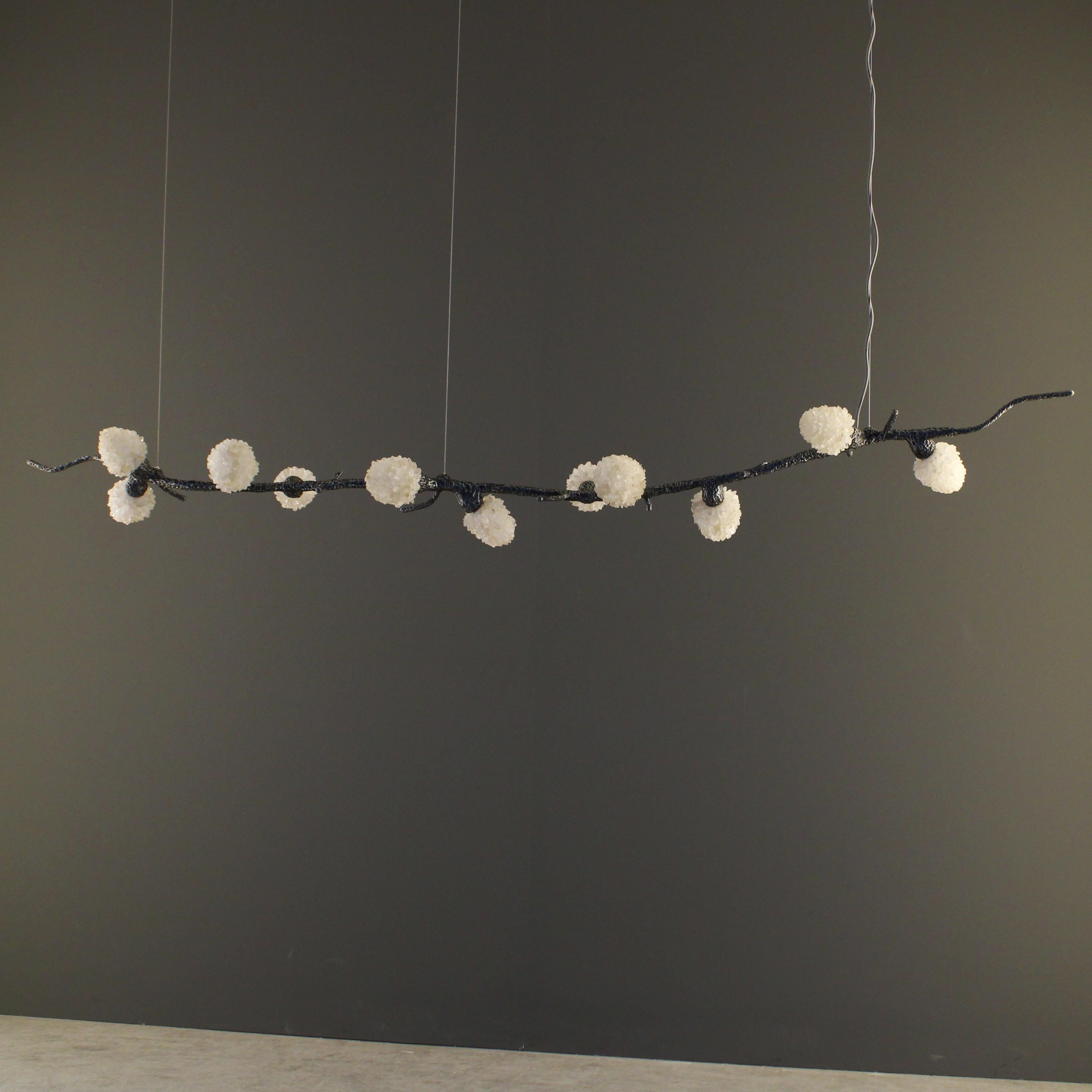 Lampada a sospensione A. Winter IV di Aver
Dimensioni: D 25 x L 210 x H 13 cm. 
Materiali: Vetro, metallo, cristalli e quarzo bianco.

Disponibile in diverse finiture. Tutte le nostre lampade possono essere cablate a seconda del Paese. Se viene