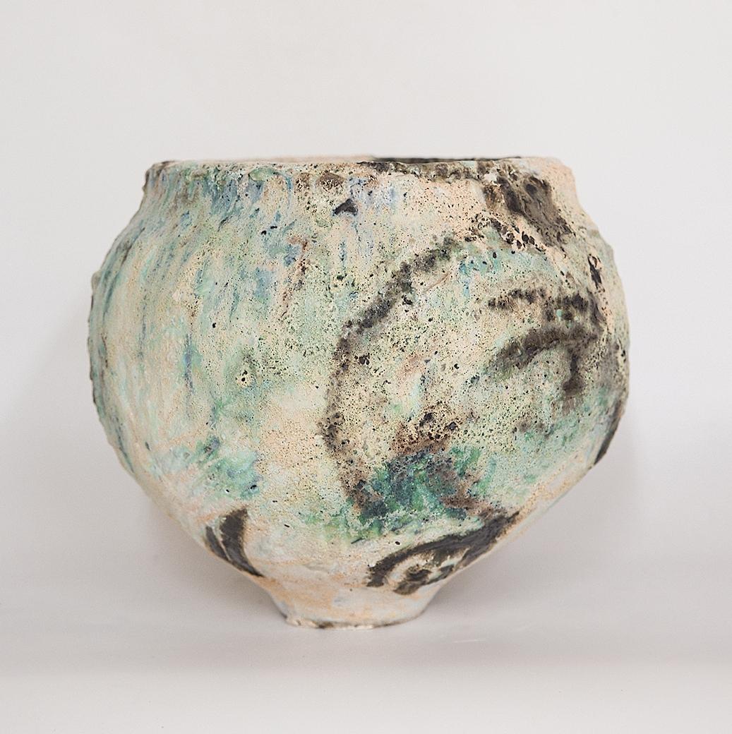 recouvert d'oxydes sur ce vase à large panse
Vase wabi sabi unique en son genre 

Ce vase/pot fait à la main est créé à partir d'argile de grès par la technique d'April qui consiste à enrouler l'argile à la main et à construire la forme pendant une