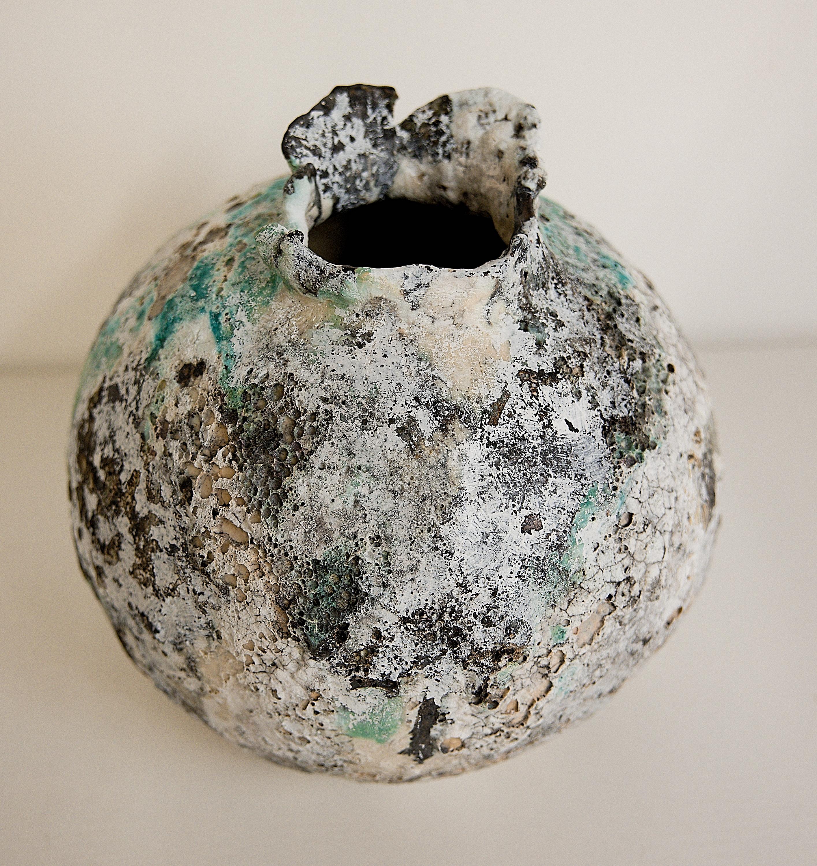 Organique Vase Cracked Winter Moon III en vente