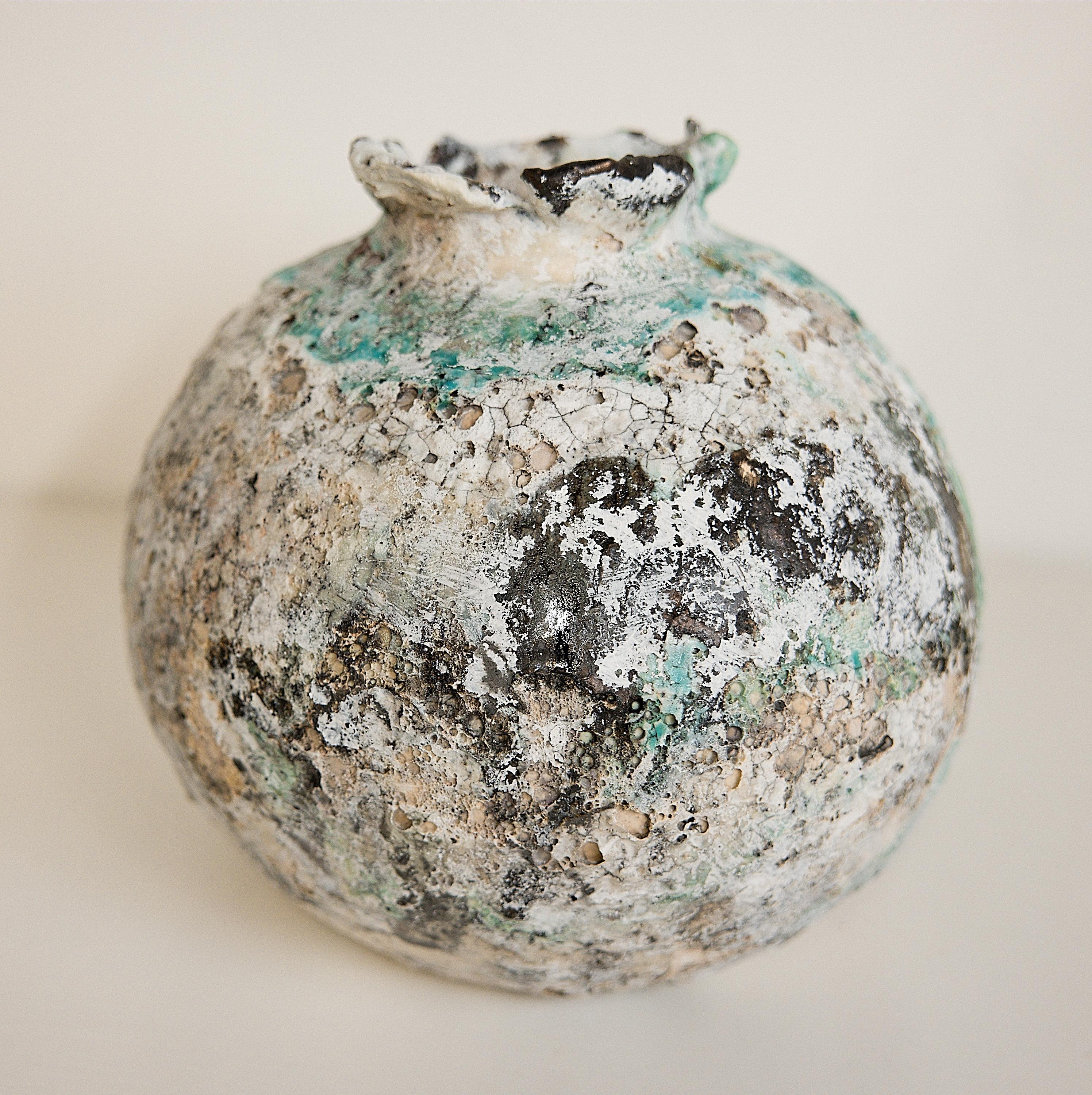 Céramique Vase Cracked Winter Moon III en vente