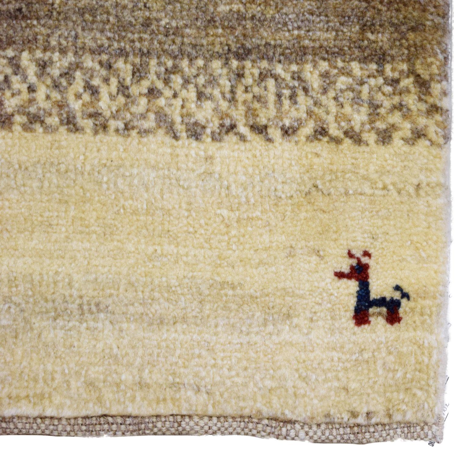 Tapis tribal persan Luri Gabbeh « Winter » en laine, jaune, gris, taupe, 3' x 4' en vente 2