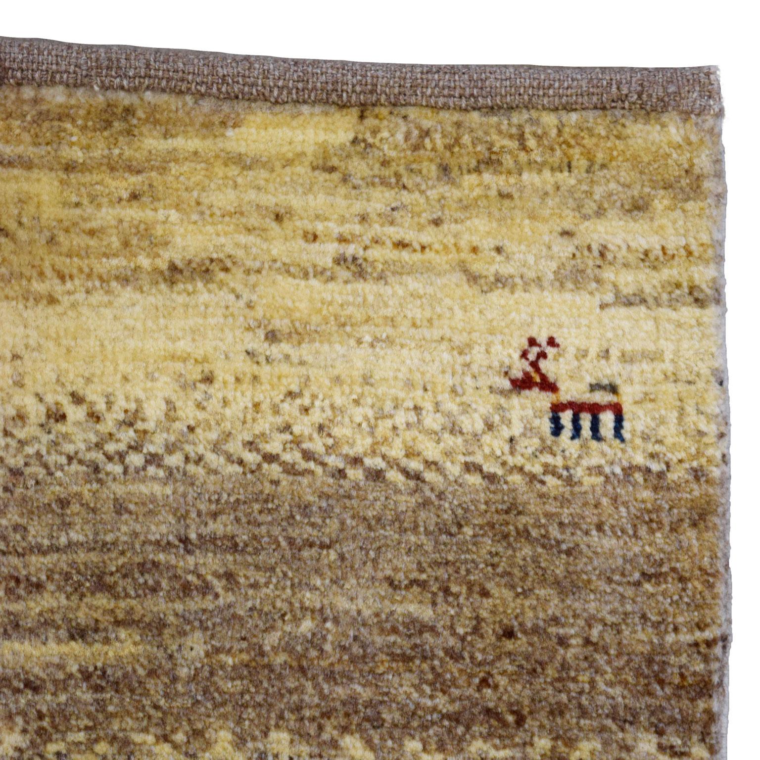 XXIe siècle et contemporain Tapis tribal persan Luri Gabbeh « Winter » en laine, jaune, gris, taupe, 3' x 4' en vente