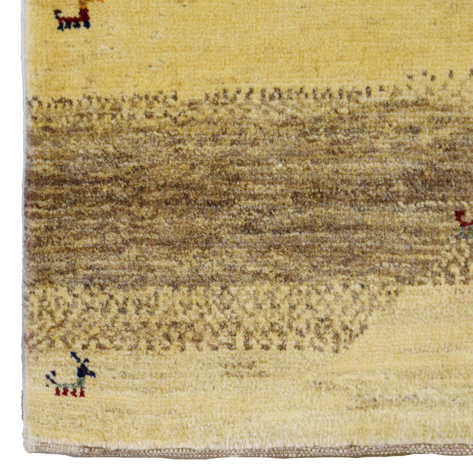 Laine Tapis tribal persan Luri Gabbeh « Winter » en laine, jaune, gris, taupe, 3' x 4' en vente