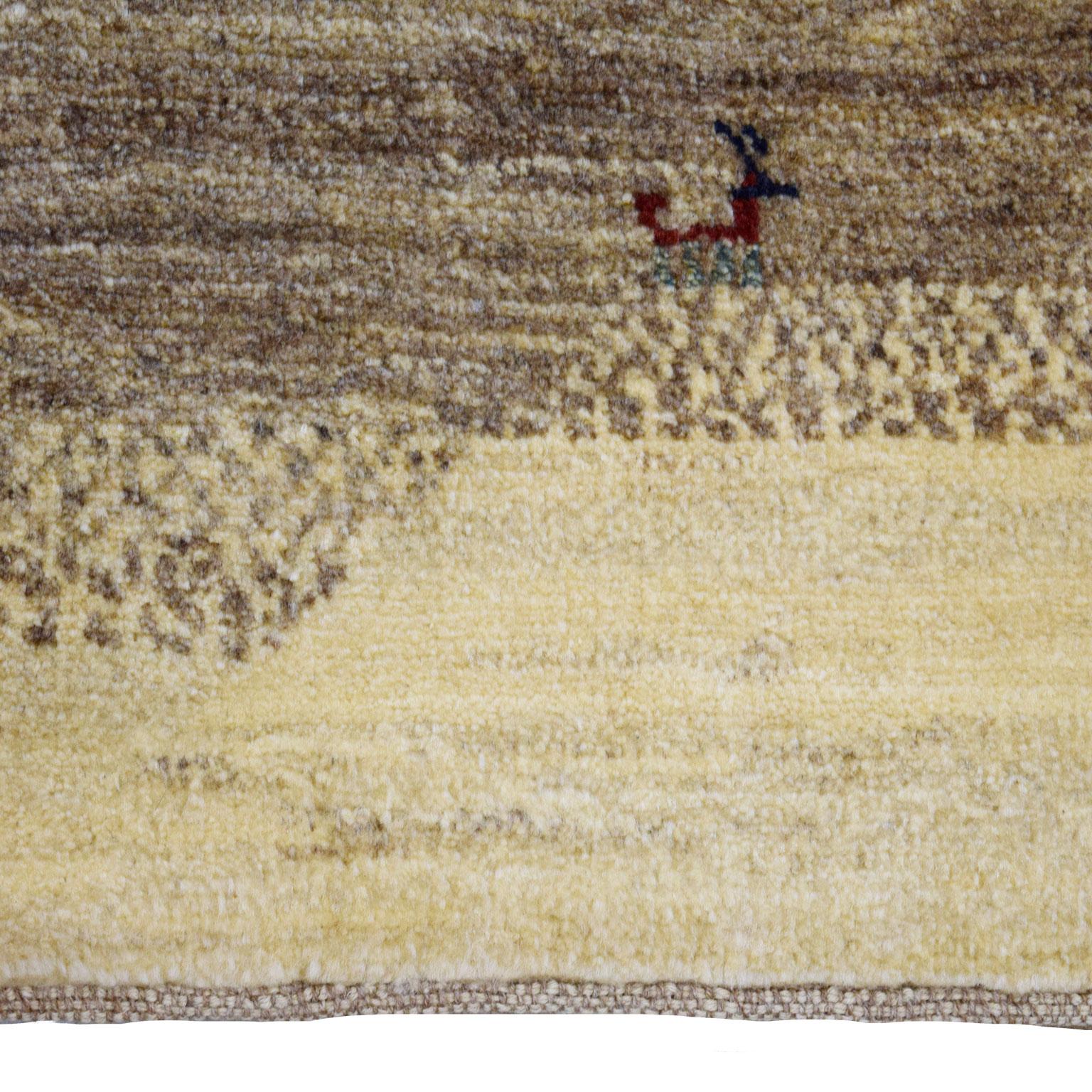 Tapis tribal persan Luri Gabbeh « Winter » en laine, jaune, gris, taupe, 3' x 4' en vente 1