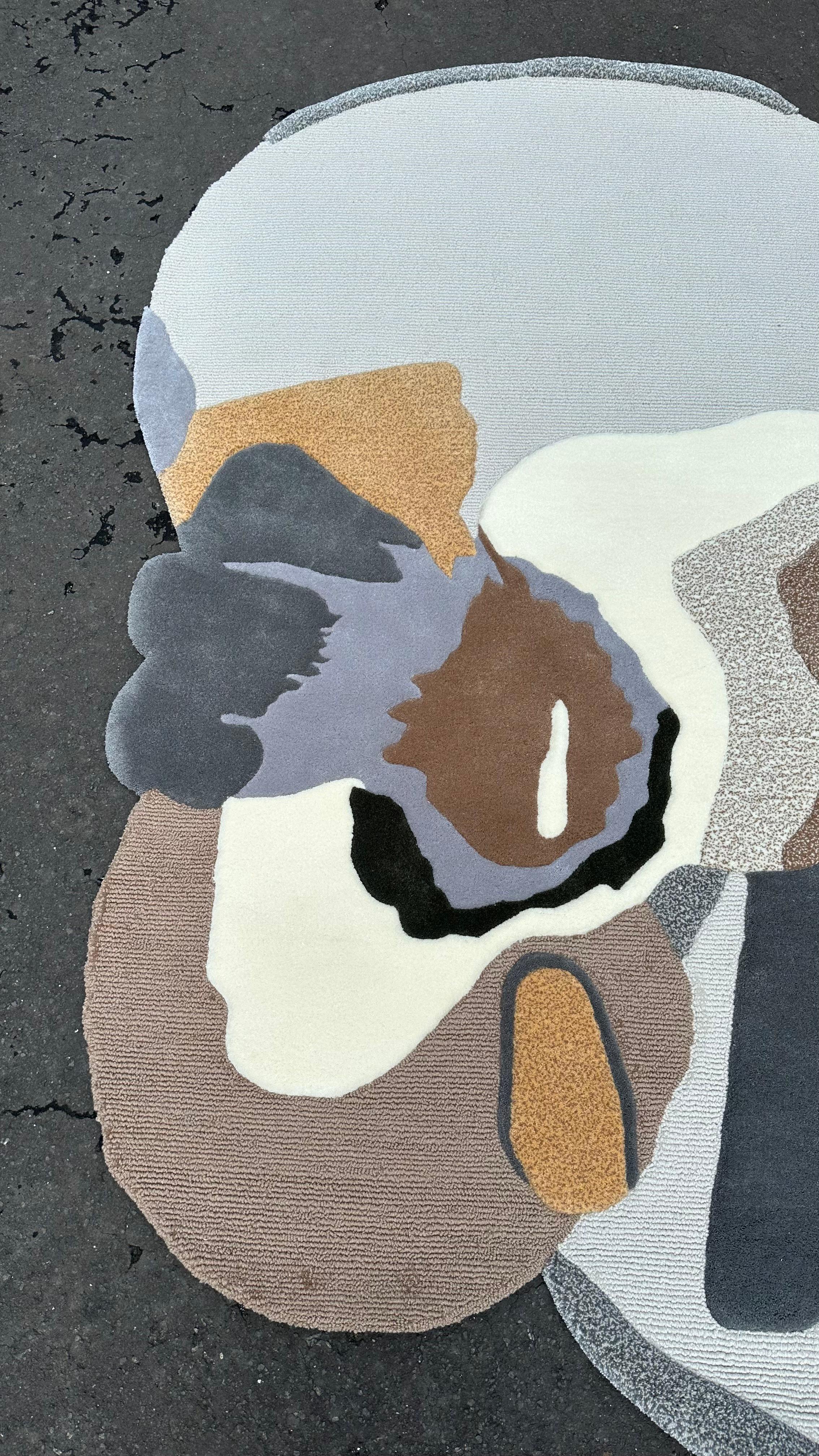 La rose d'hiver capture la poésie tranquille de la nature en hibernation, une douce floraison figée dans le temps. Ce tapis sculptural mêle des gestes floraux abstraits à des couches géologiques, dans une palette terreuse d'ocre chaud, de gris doux,