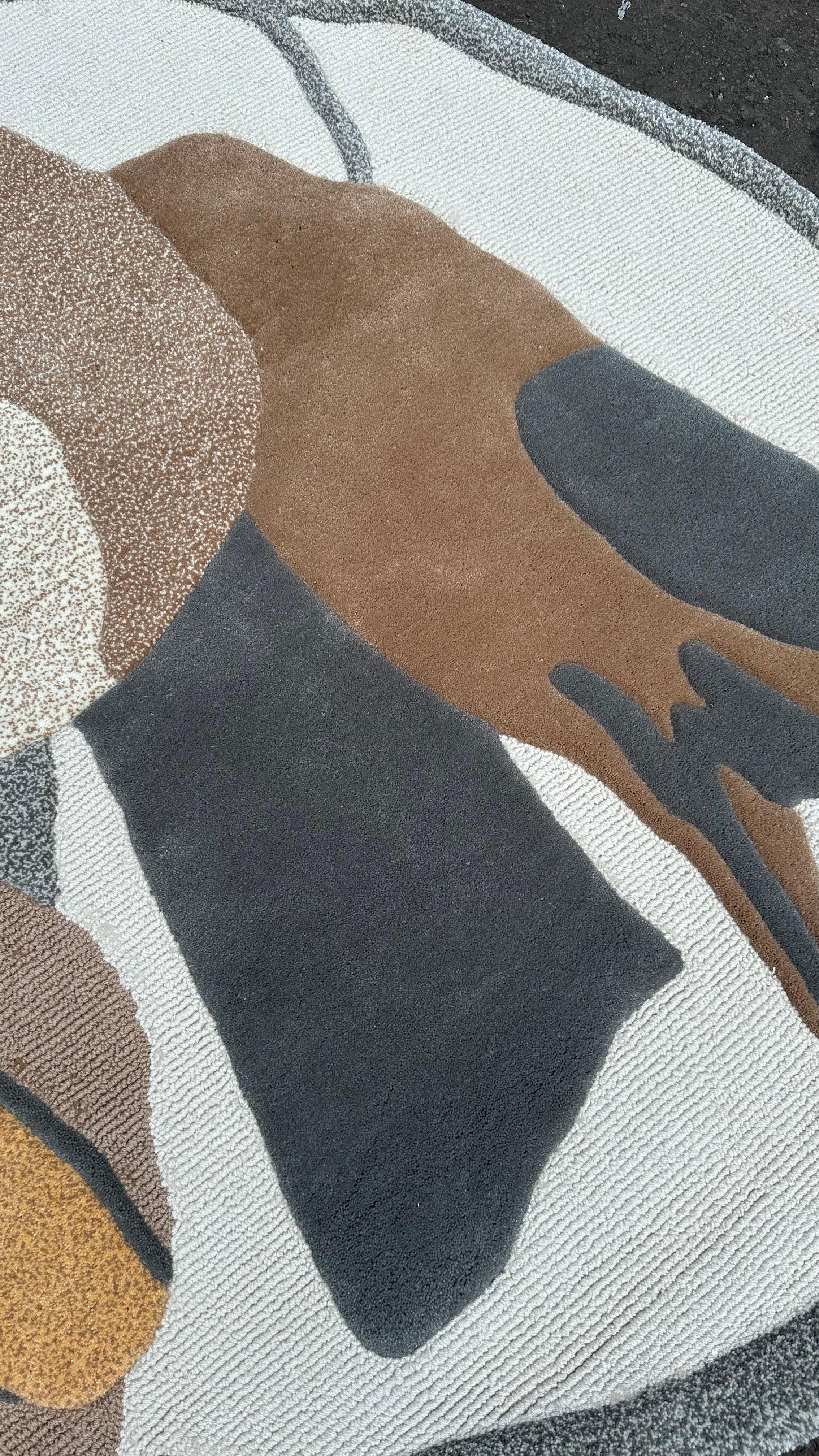 Indonésien Tapis de forme organique abstraite rose d'hiver en gris de RAG home en vente