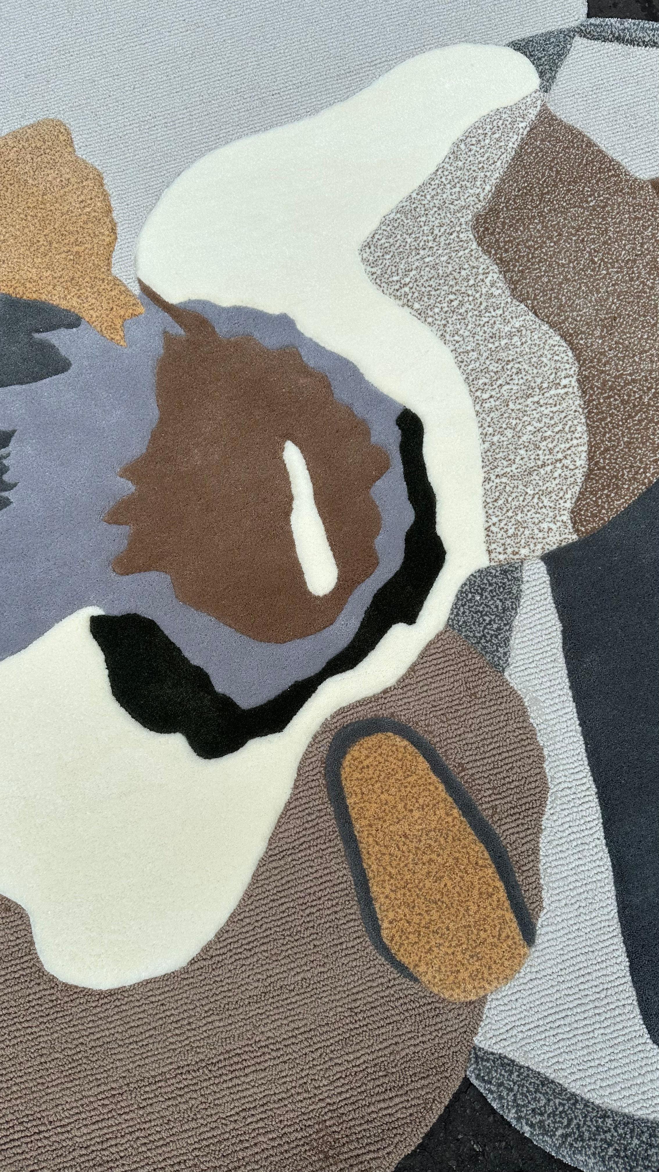 Fait main Tapis de forme organique abstraite rose d'hiver en gris de RAG home en vente