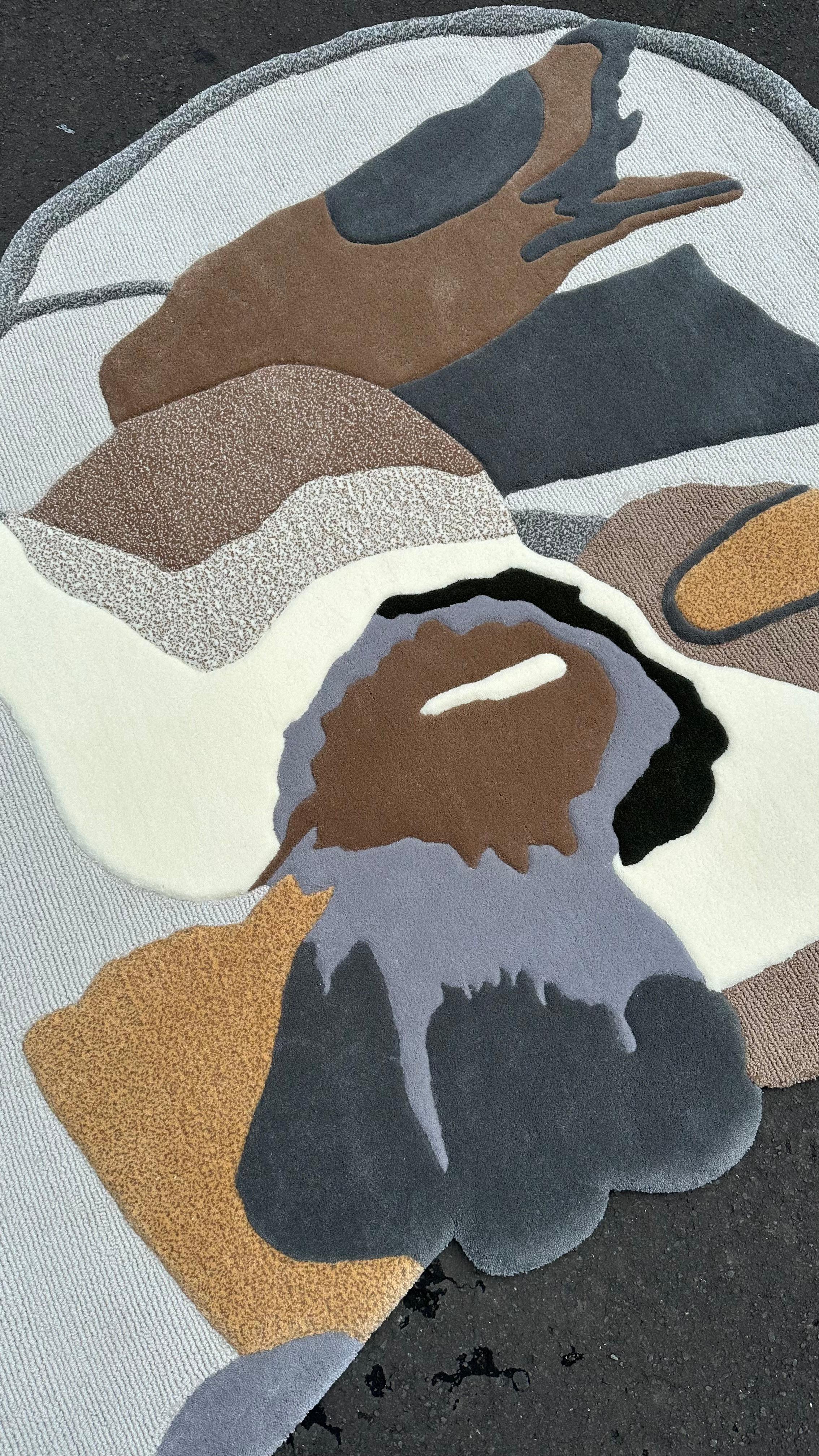 XXIe siècle et contemporain Tapis de forme organique abstraite rose d'hiver en gris de RAG home en vente