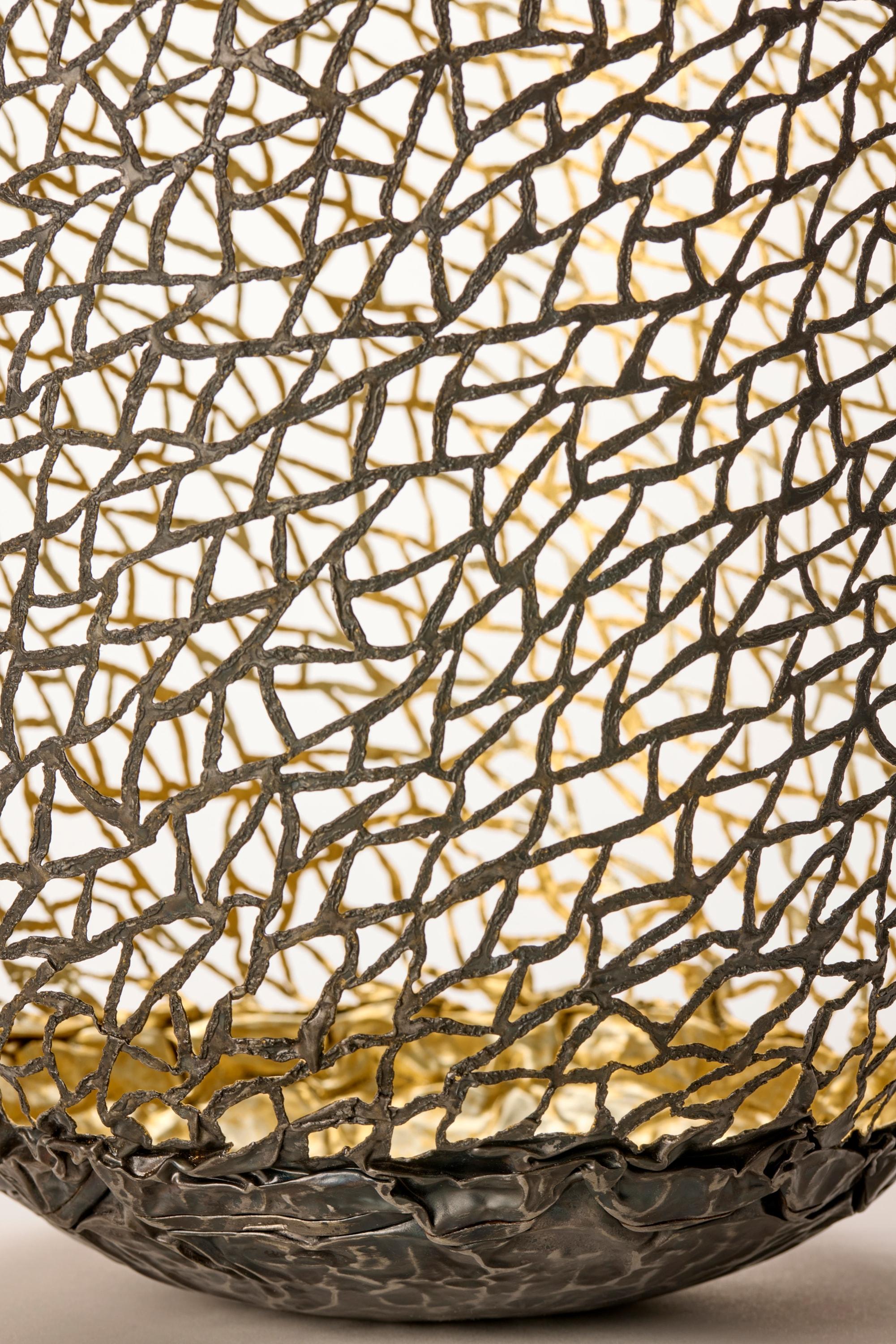 Winter Sketch II, jarrón escultórico orgánico enrejado de acero y oro, de Claire Malet Dorado en venta