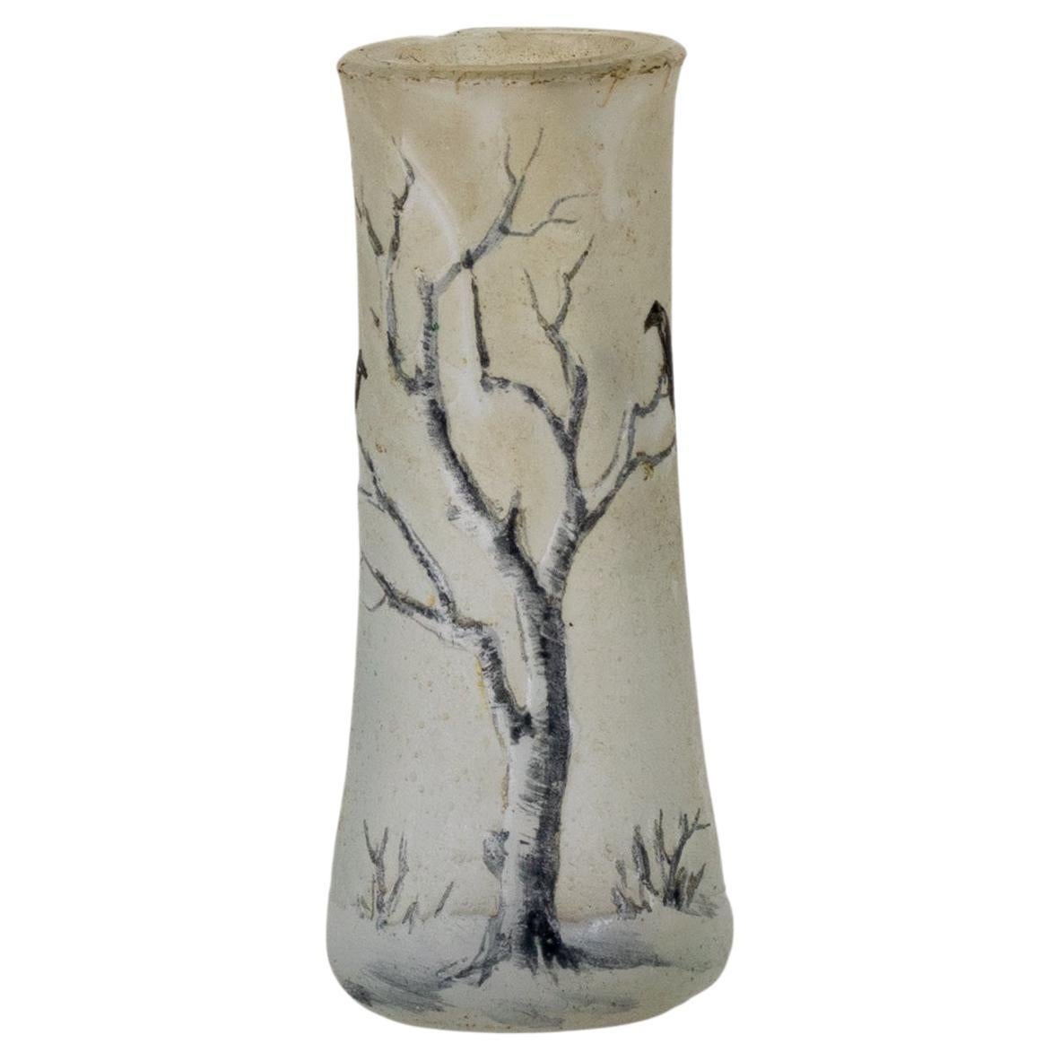 Jarrón en miniatura a prueba de vidrio de varias capas con decoración grabada al ácido y esmaltada policromada sobre fondo gris sombreado con un árbol invernal con
marrones y detalles en blanco nieve. 

