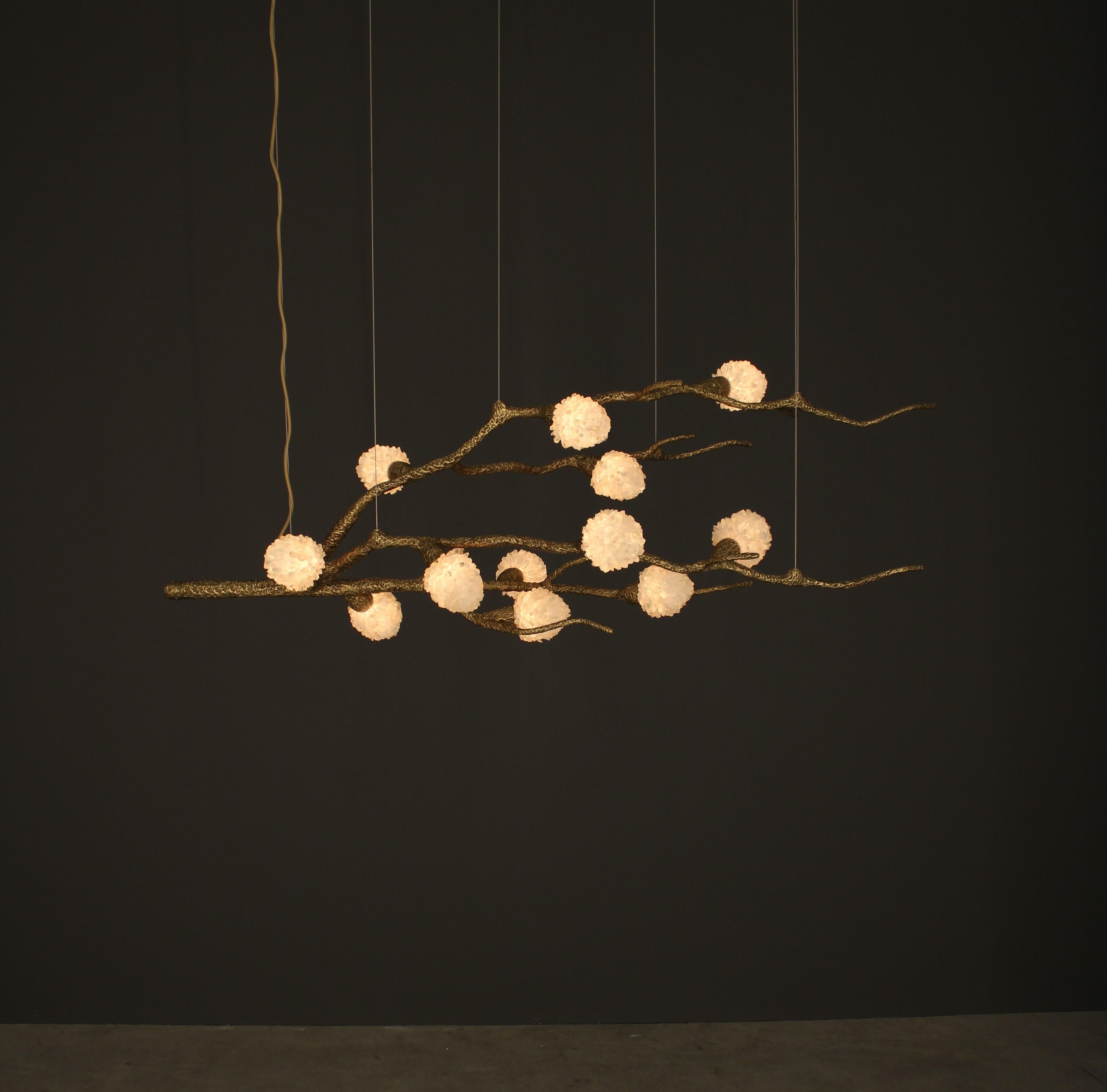 Lampada a sospensione V.I.I. di Aver
Dimensioni: P 58 x L 140 x H 52 cm. 
Materiali: Vetro, metallo, cristalli e quarzo bianco.

Disponibile in diverse finiture. Tutte le nostre lampade possono essere cablate a seconda del Paese. Se viene venduto