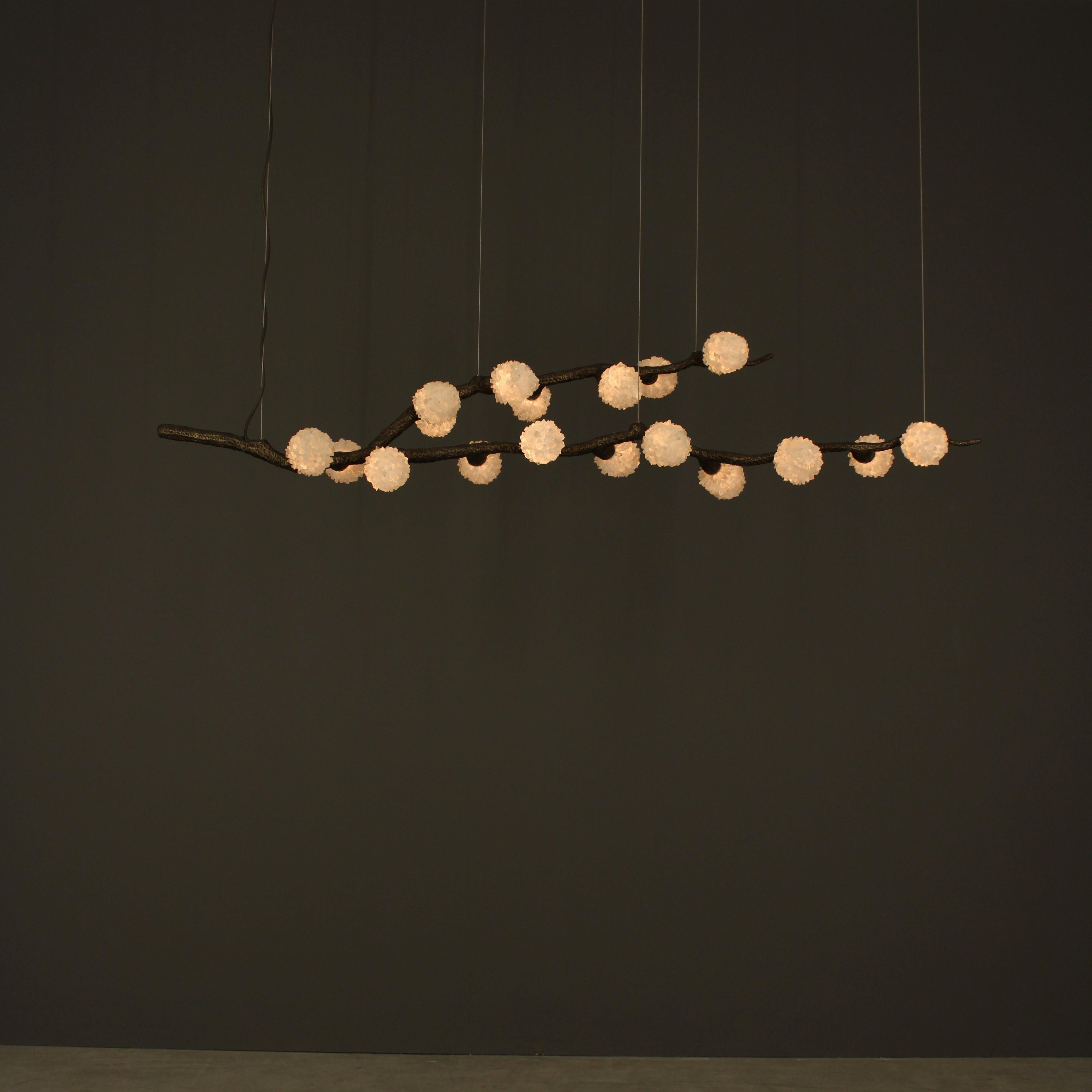 Lampe à suspension Winter VI par Aver
Dimensions : D 45 x L 167 x H 30 cm. 
MATERIAL : Verre, métal, cristaux et quartz blanc.

Disponible en différentes finitions. Toutes nos lampes peuvent être câblées en fonction de chaque pays. Si elle est