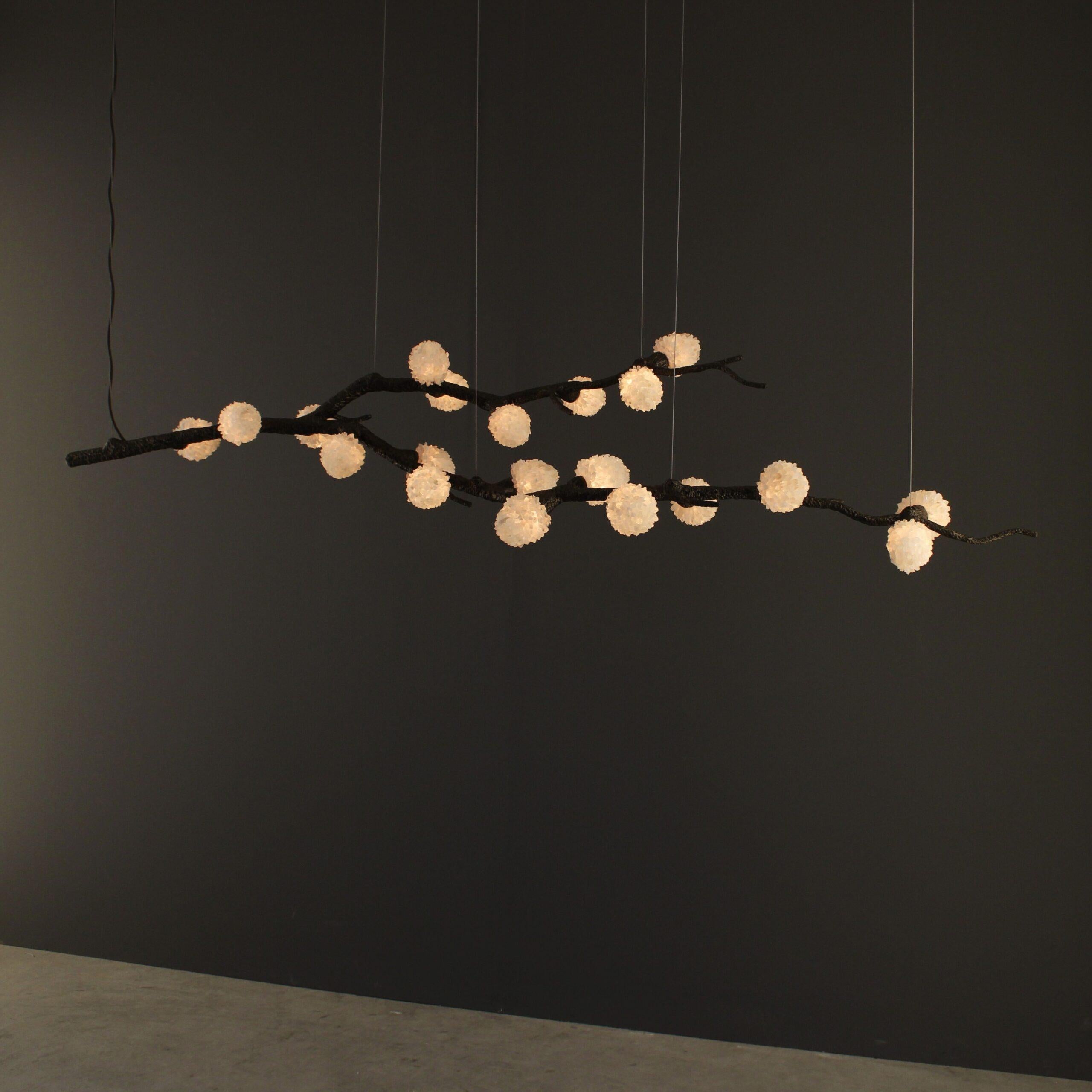 Lampada a sospensione A. Winter VII di Aver
Dimensioni: D 65 x L 200 x H 35 cm. 
Materiali: Vetro, metallo, cristalli e quarzo bianco.

Disponibile in diverse finiture. Tutte le nostre lampade possono essere cablate a seconda del Paese. Se viene