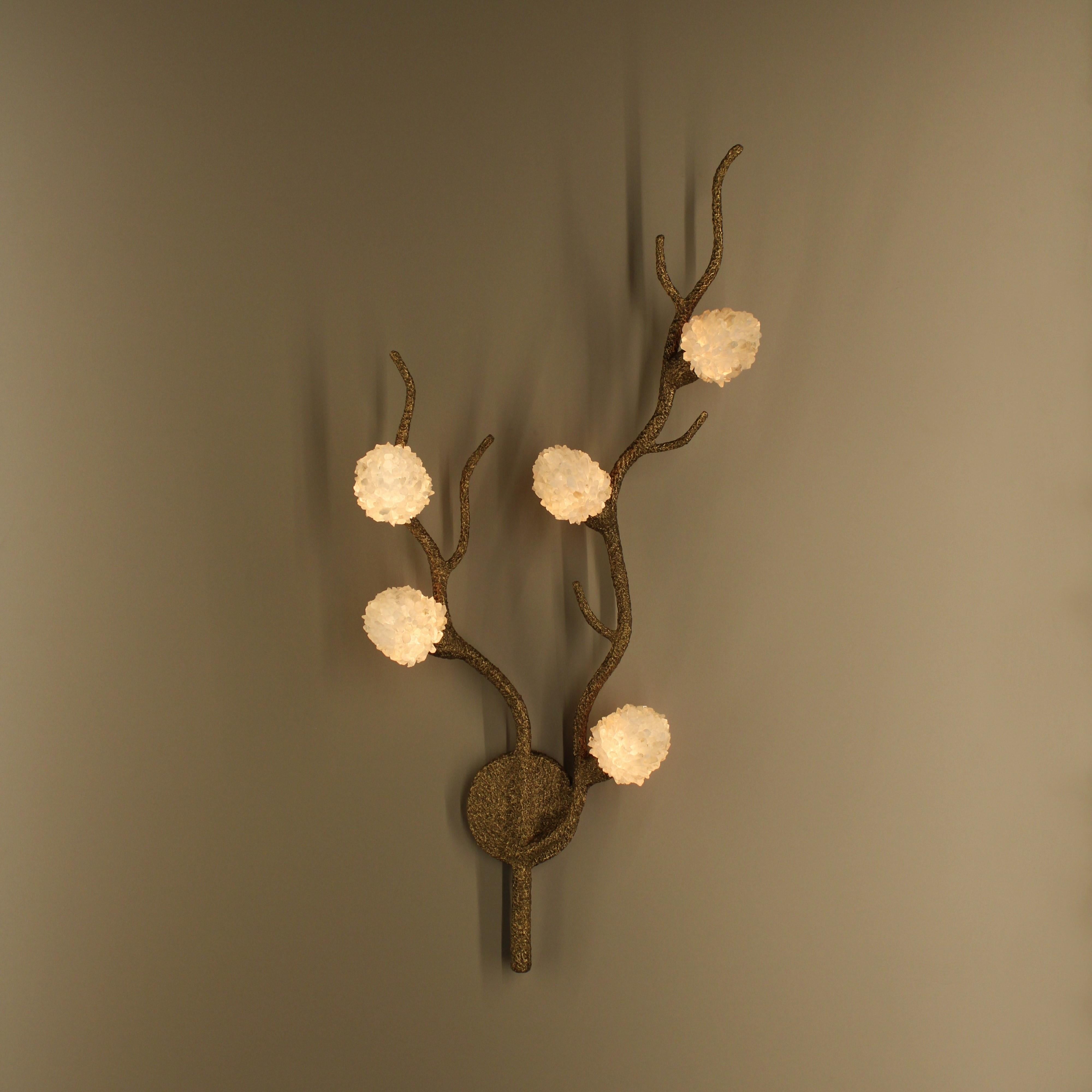 Lámpara de pared Winter de Aver
Dimensiones: P 21 x An 45 x Al 110 cm. 
Materiales: Vidrio, metal, cristales y cuarzo blanco.

Disponible en distintos acabados. Todas nuestras lámparas pueden cablearse según cada país. Si se vende a EE.UU., se