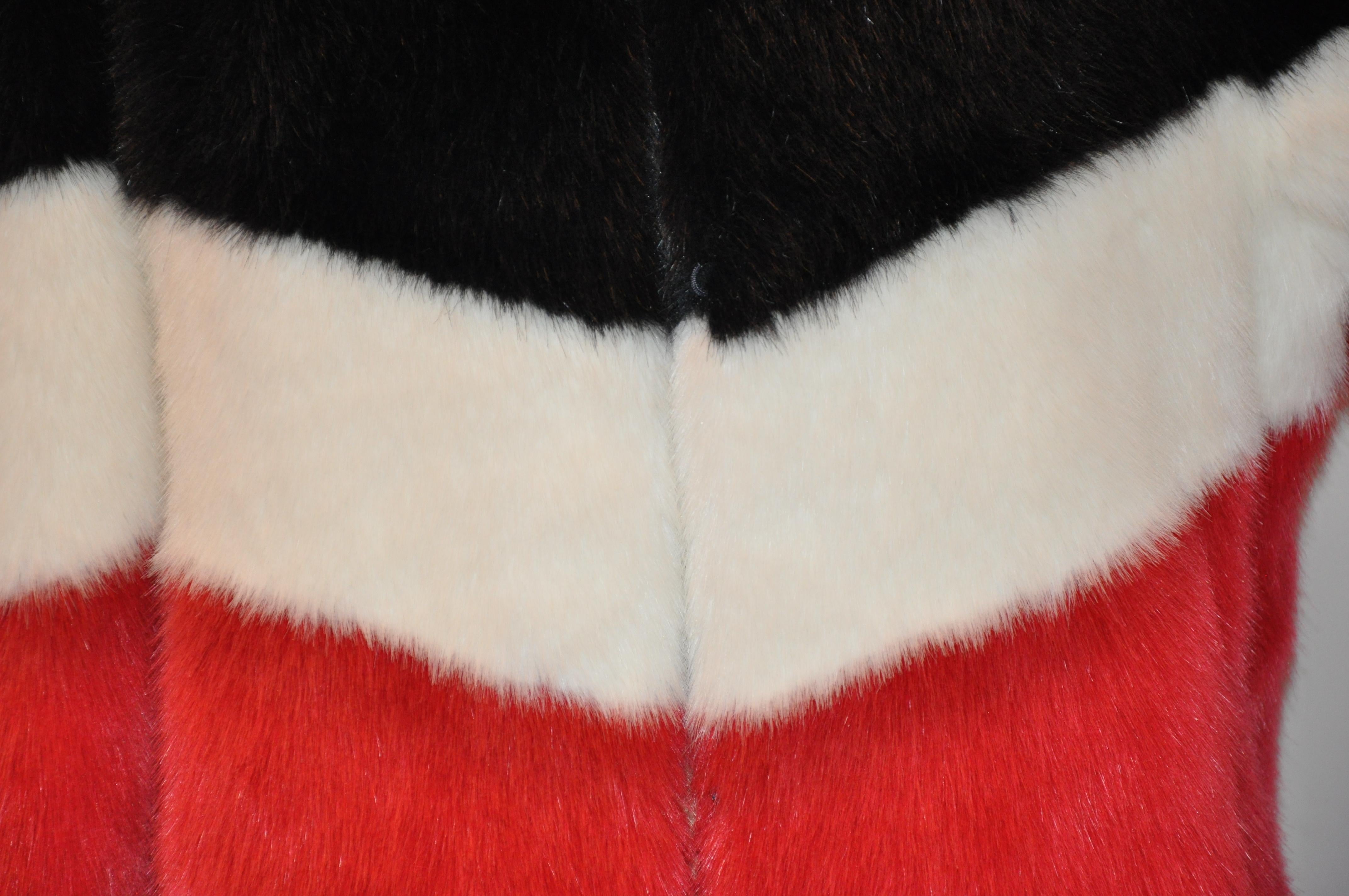 Veste courte en fausse fourrure « Mink » blanche d'hiver, rouge italienne et noir nuit en vente 6