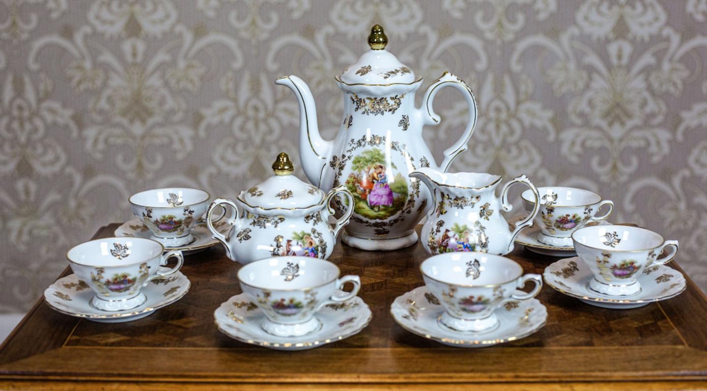 We present you a porcelain mocaccino service.
The set includes: a pitcher, a sugar bowl, a milk jug, and six cups with saucers.
The Winterling-Bavaria signature is from the 1907-1950s.
Furthermore, the porcelain is white, smooth, with turnings on