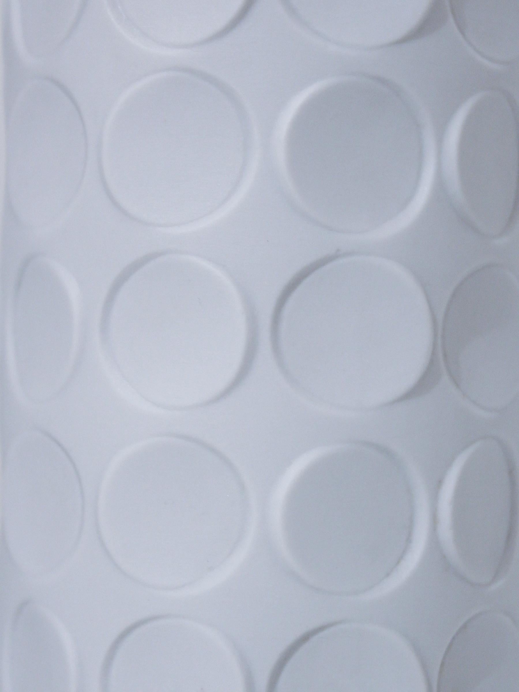 Diese weiße Biskuitporzellanvase von Winterling Schwarzenbach Bavaria ist ein beeindruckendes Beispiel für OP Art aus den 70er Jahren. Die Geschichte von Winterling begann 1907 in der nordbayerischen Stadt Röslau, die im Herzen des Fichtelgebirges