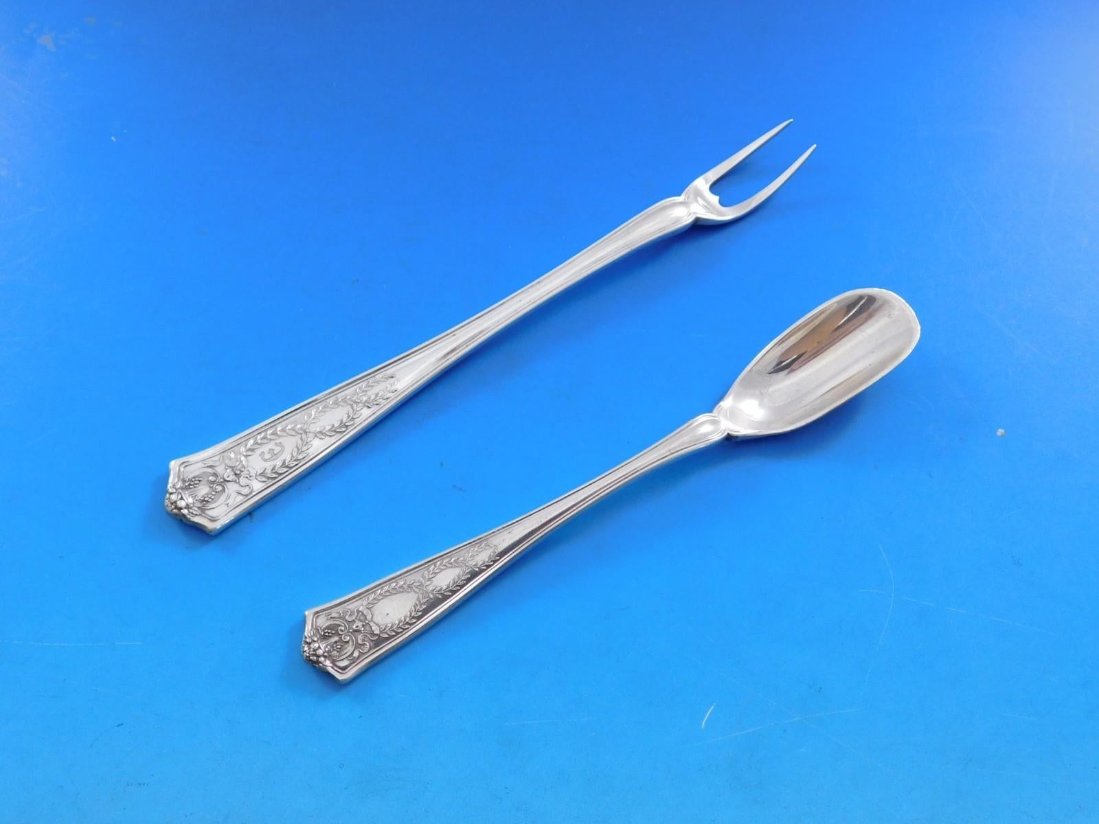 Introdotto nel 1909, Winthrop è uno dei design più raffinati ed eleganti di Tiffany. È composto da sottili dettagli neoclassici, tra cui rami di alloro e nastri. Tiffany è uno dei nomi più rispettati dell'argento in tutto il mondo.

Eccezionale set