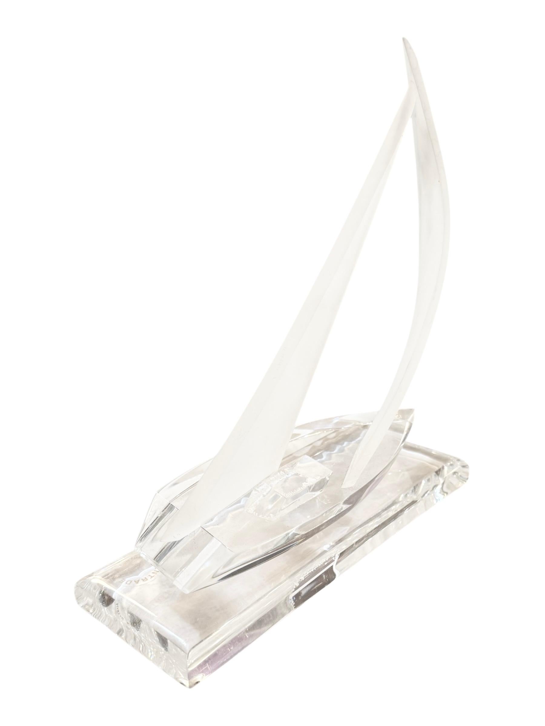 Célébrez l'esprit de liberté et d'élégance avec cette élégante sculpture Wintrade Beverly Hills Lucite Sailboat. Fabriquée de manière experte en Lucite claire et givrée, cette pièce minimaliste capture la silhouette gracieuse d'un voilier en