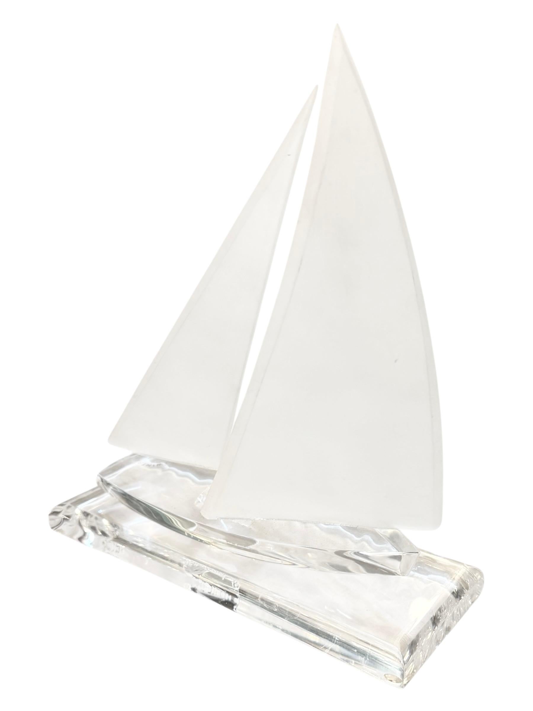 Wintrade Bevery Hille Lucite Sailboat Sculpture Bon état - En vente à Pasadena, CA