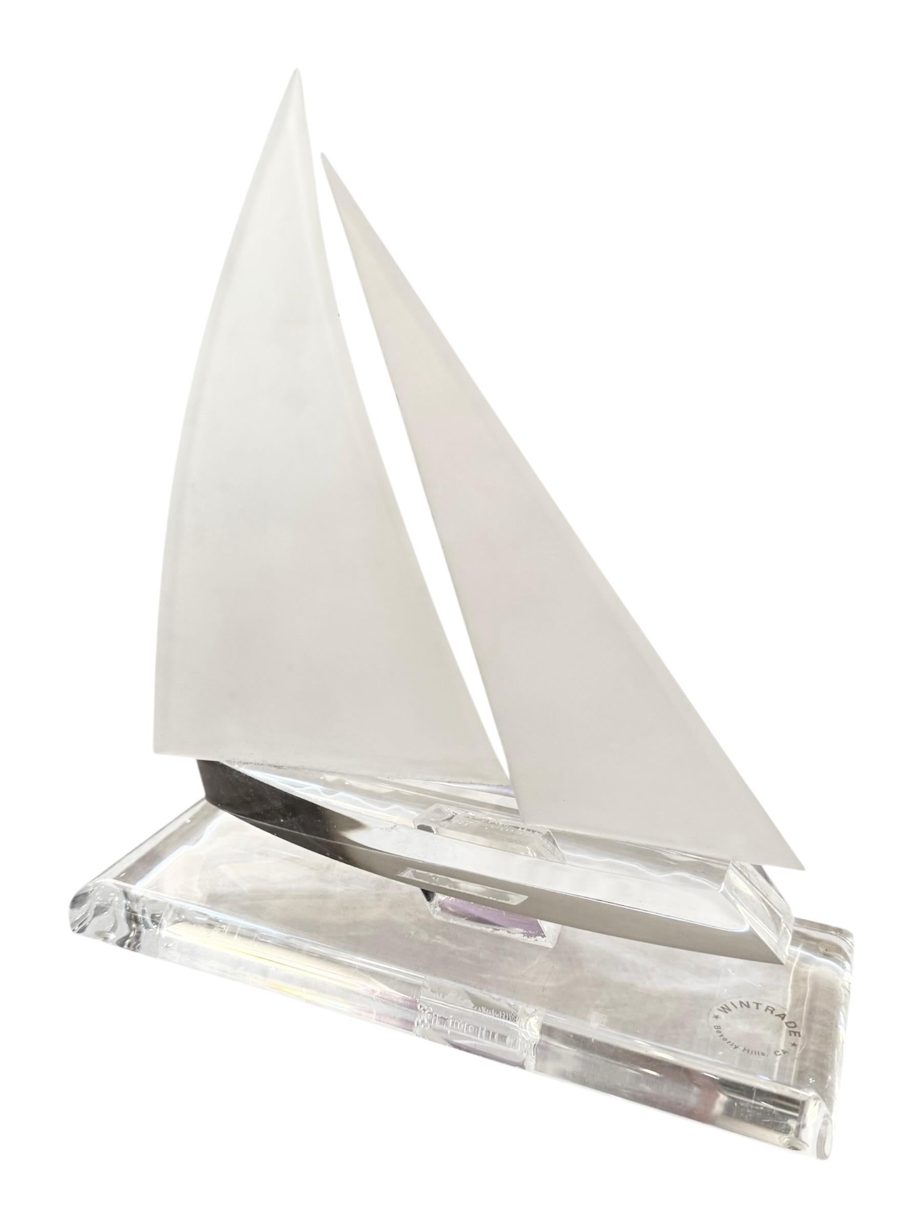 20ième siècle Wintrade Bevery Hille Lucite Sailboat Sculpture en vente